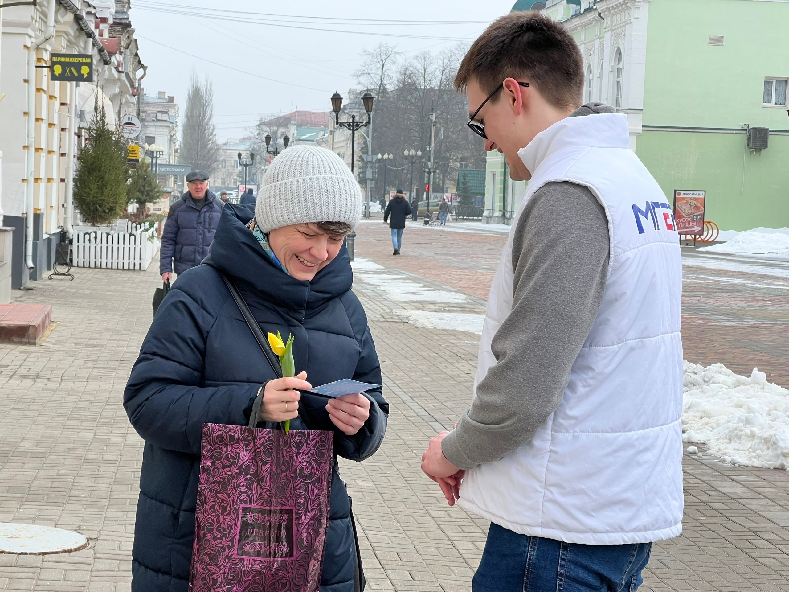 В Тамбове «Молодая Гвардия Единой России» вручила женщинам цветы к 8 марта  | 08.03.2023 | Тамбов - БезФормата