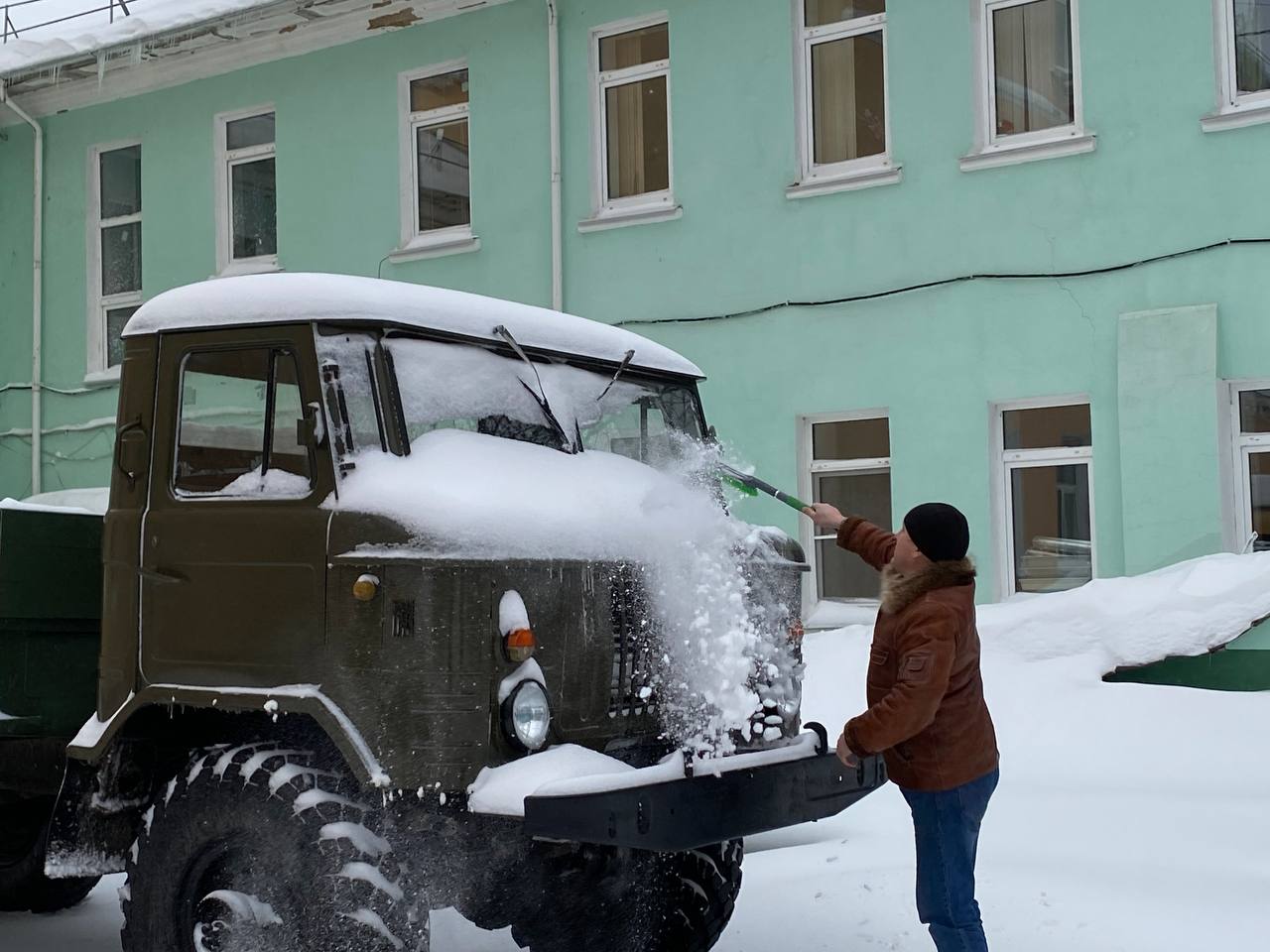 Надежная машина для наших ребят». Смоленские единороссы отправили в зону  СВО автомобиль ГАЗ-66 и допоборудование