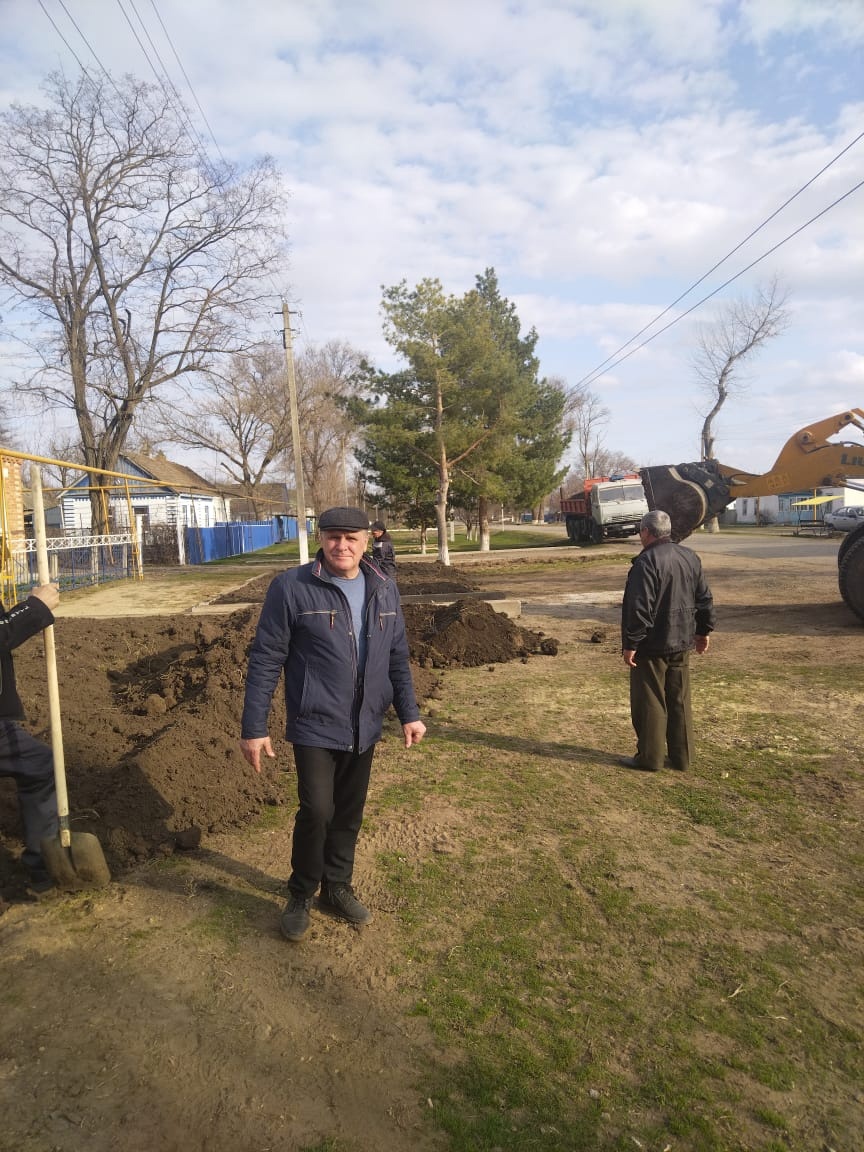 В селе Золотаревка Ипатовского округа благоустраивают территорию возле  амбулатории