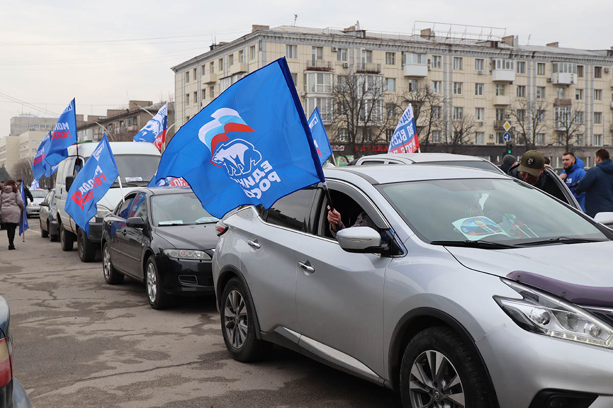 В Луганске при поддержке «Единой России» состоялся автопробег в честь  победы Владимира Путина на выборах Президента