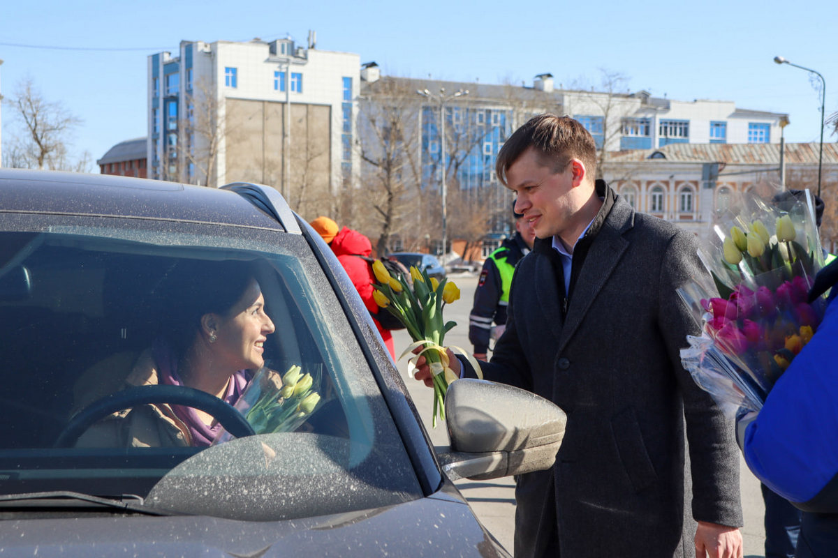 Иркутские автоледи получили цветы и поздравления