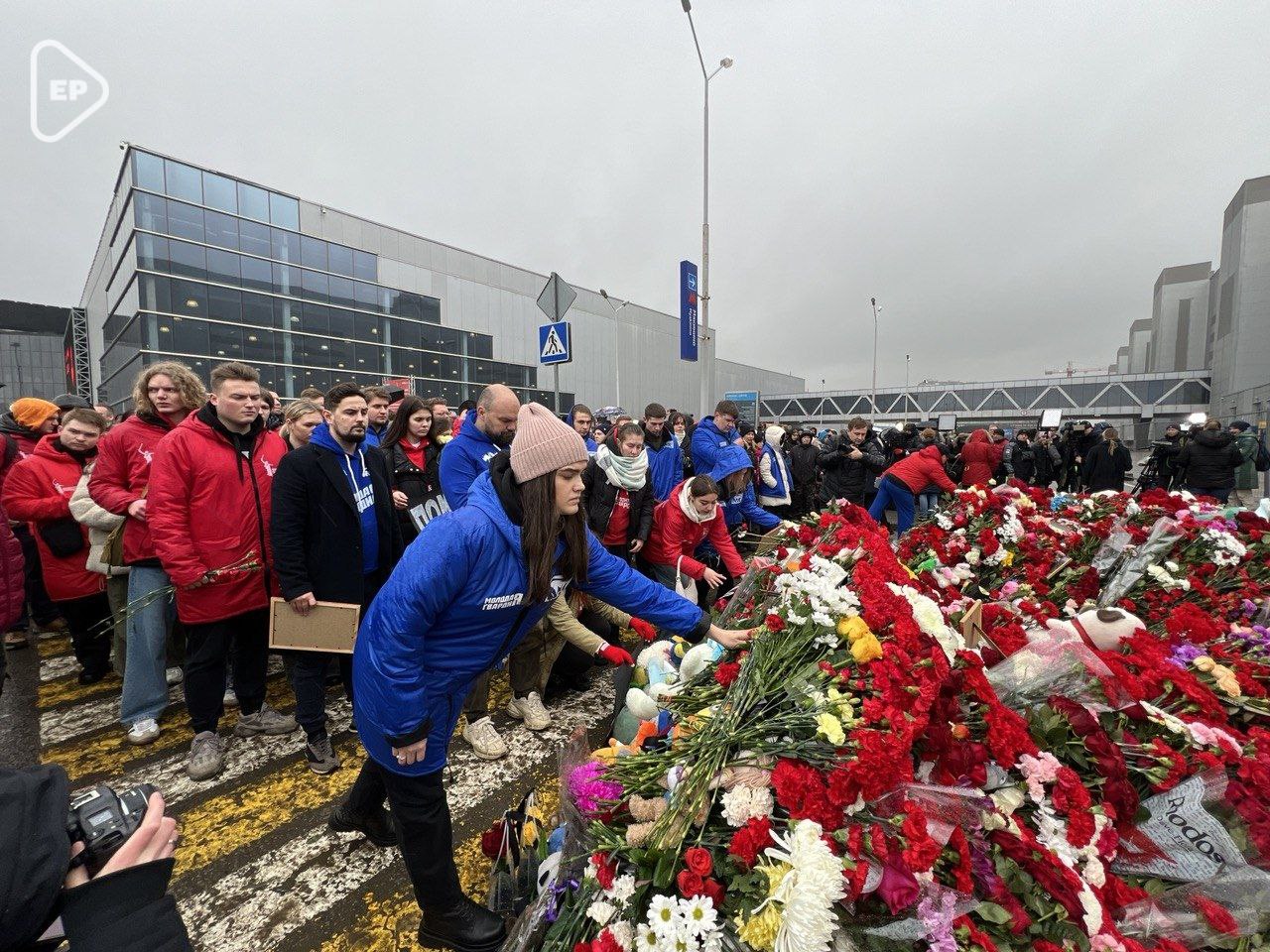 Более 1000 активистов МГЕР и «Волонтерской Роты» почтили память погибших  при теракте в Крокусе