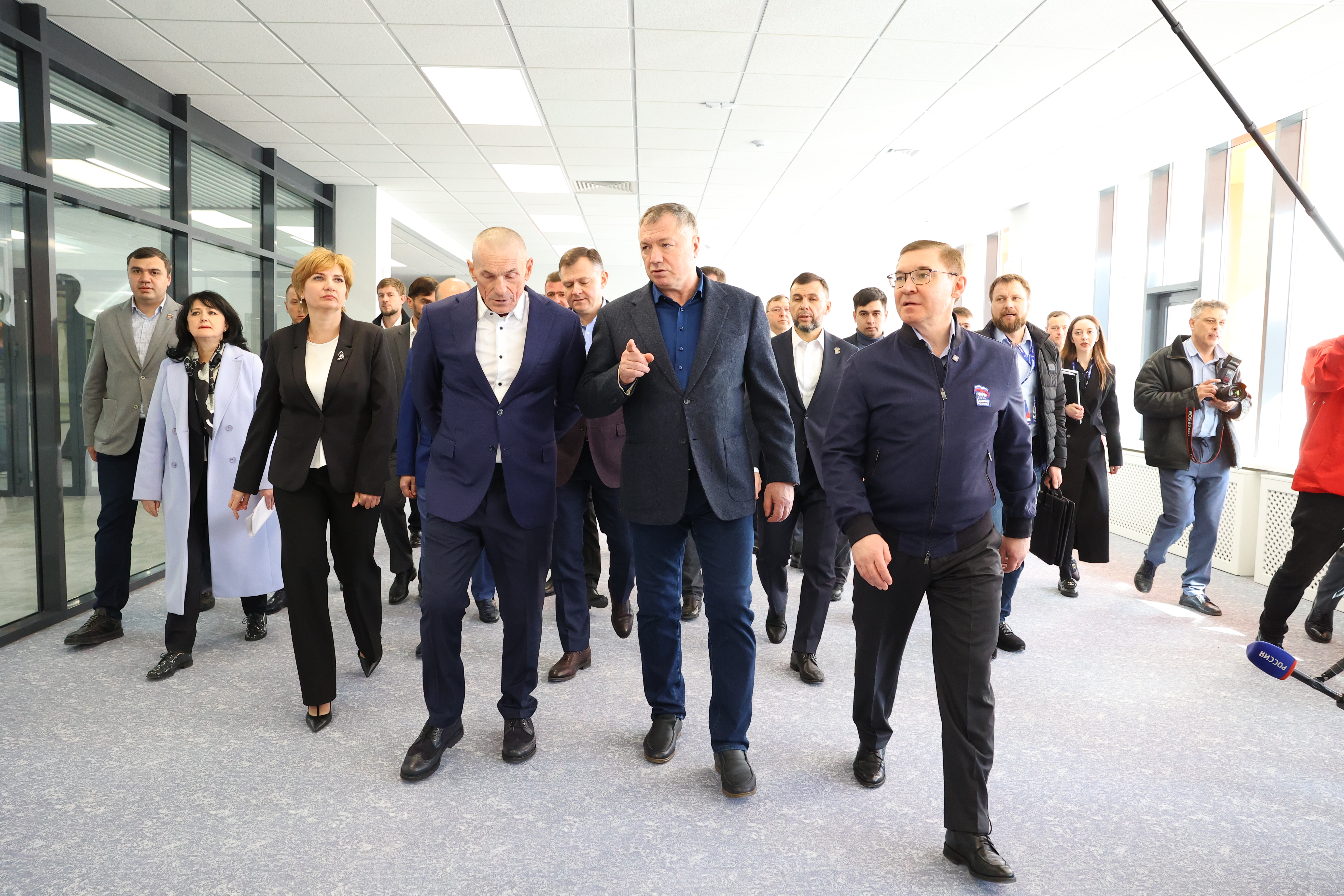 Владимир Якушев с зампредседателя Правительства Маратом Хуснуллиным, секретарём Донецкого реготделения «Единой России», главой ДНР Денисом Пушилиным и гендиректором ГК «ЮгСтройИнвест» Юрием Ивановым посетили территорию комплексного развития «Новый Ростов»