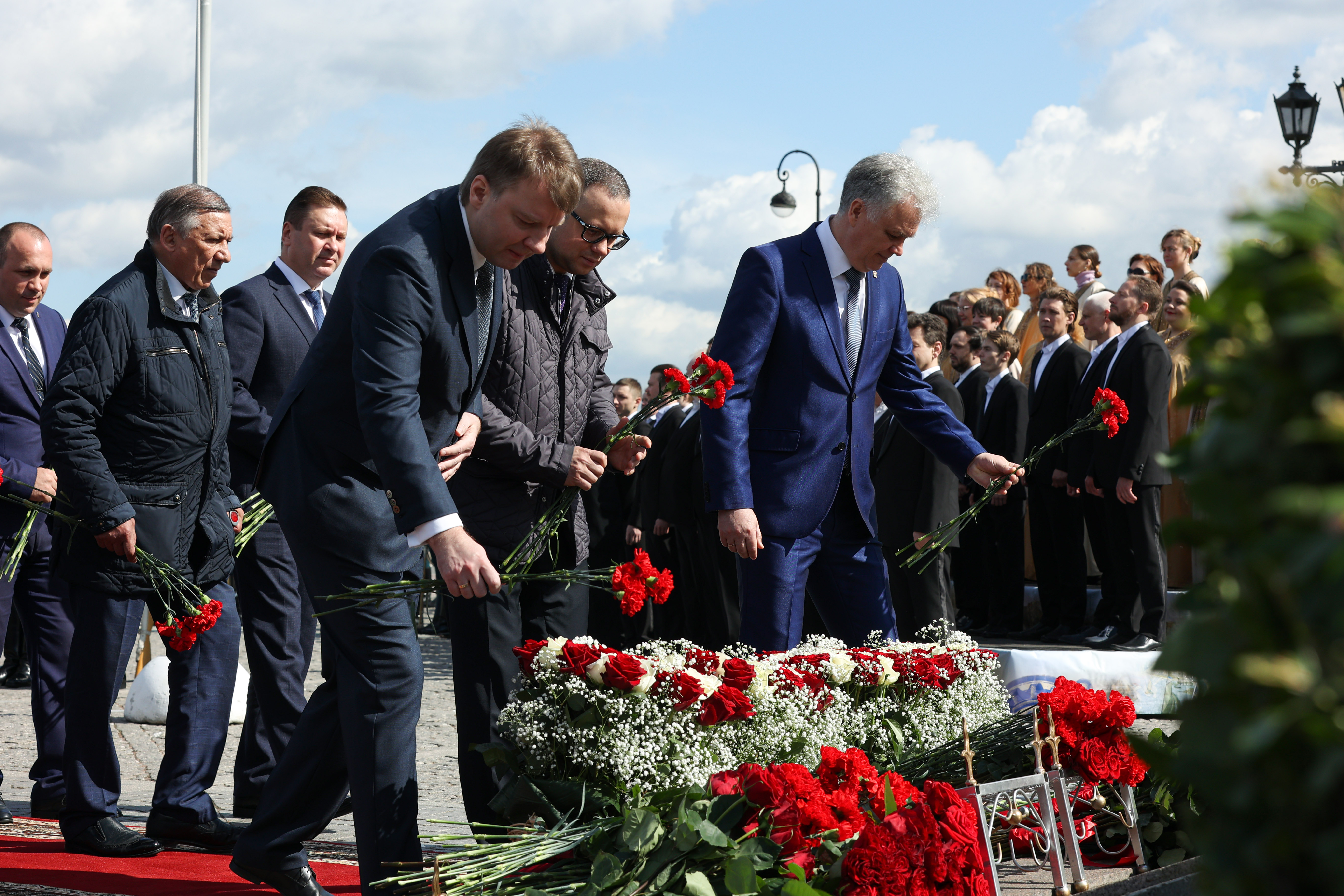 Коснулся возложение акварельные. День воинов интернационалистов в россии. Возложение томск лагерный сад. Ветераны возлагают цветы к вечному огню. Памятник неизвестному солдату возложение.