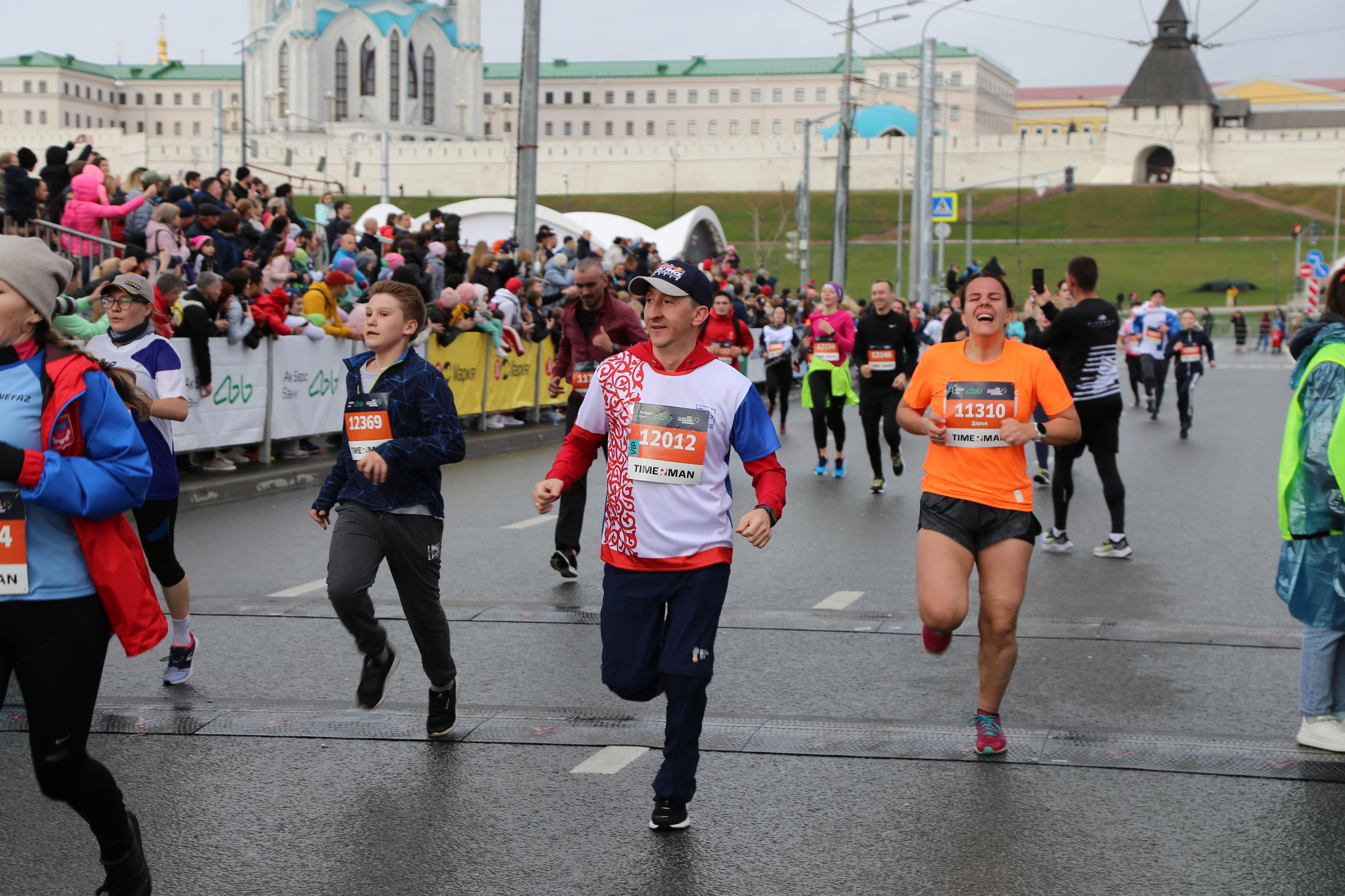 Марафон бег. Полумарафон санкт-петербург 2021 белые ночи. Марафон молодежи. Люди танцуют на улице. Беги герой корпоративные команды.