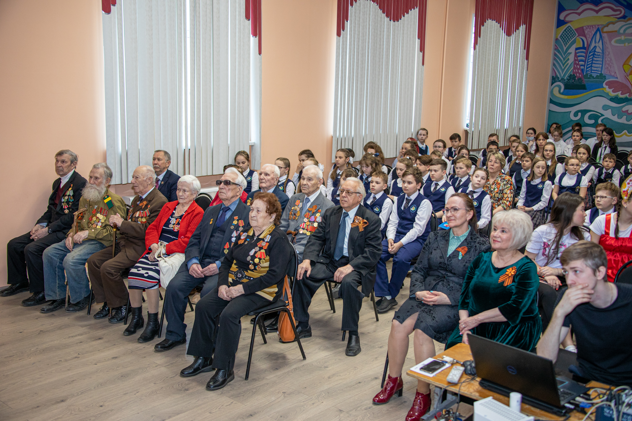 В Екатеринбурге организовали встречу школьников, фронтовиков и ветеранов  труда