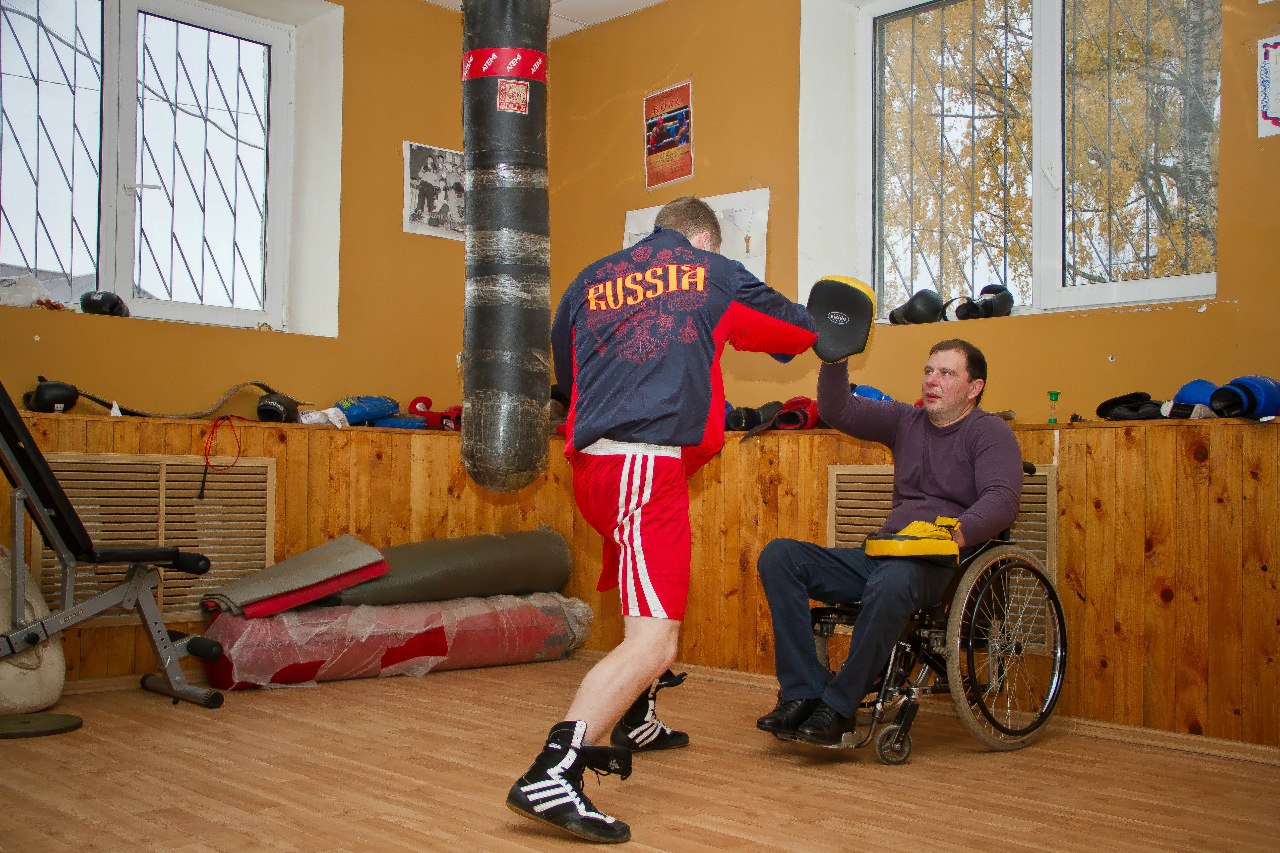 Боксер в инвалидном кресле