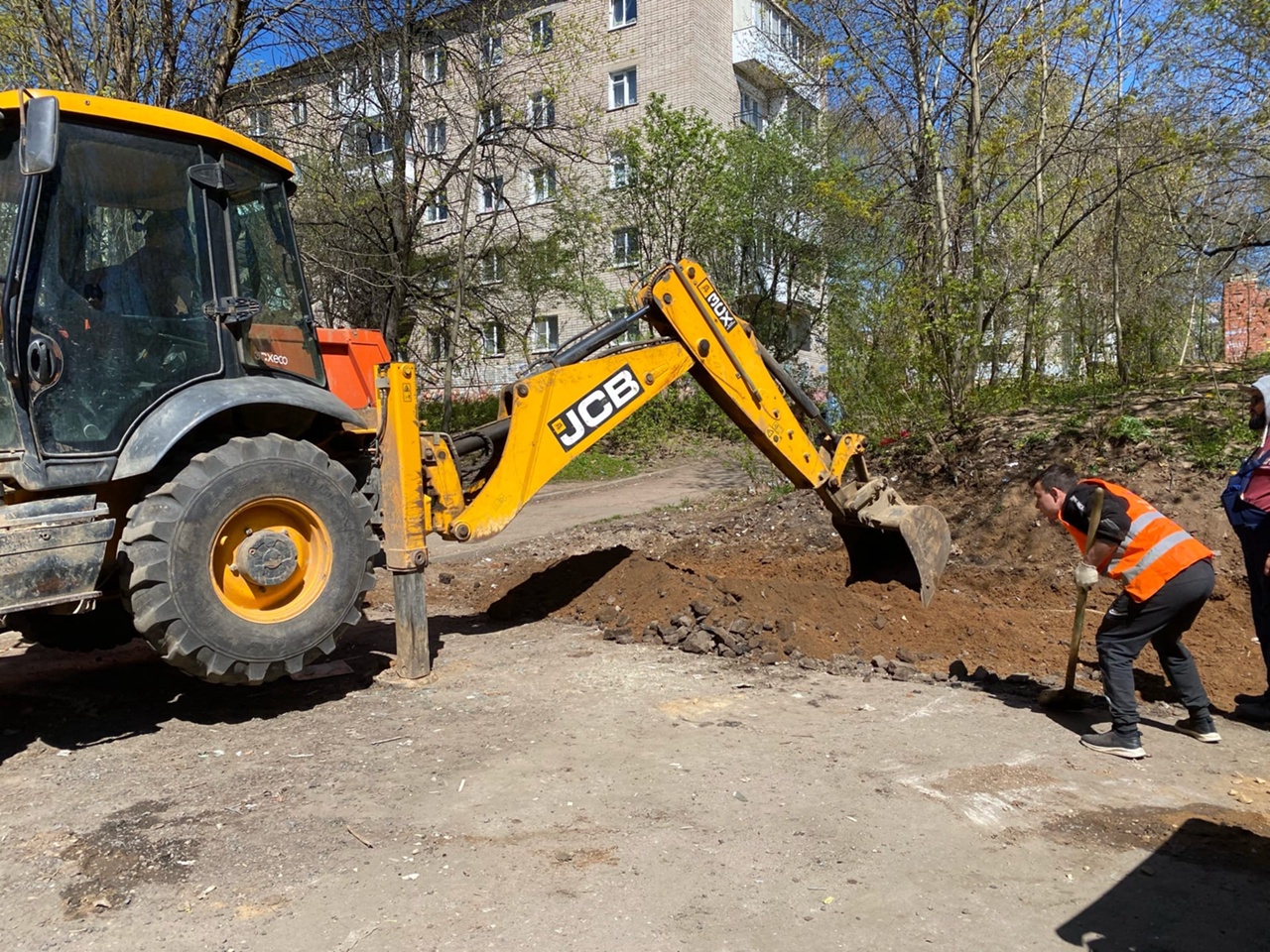 Александр Верейкин помог смолянам благоустроить контейнерную площадку в  Промышленном районе | 13.05.2022 | Смоленск - БезФормата