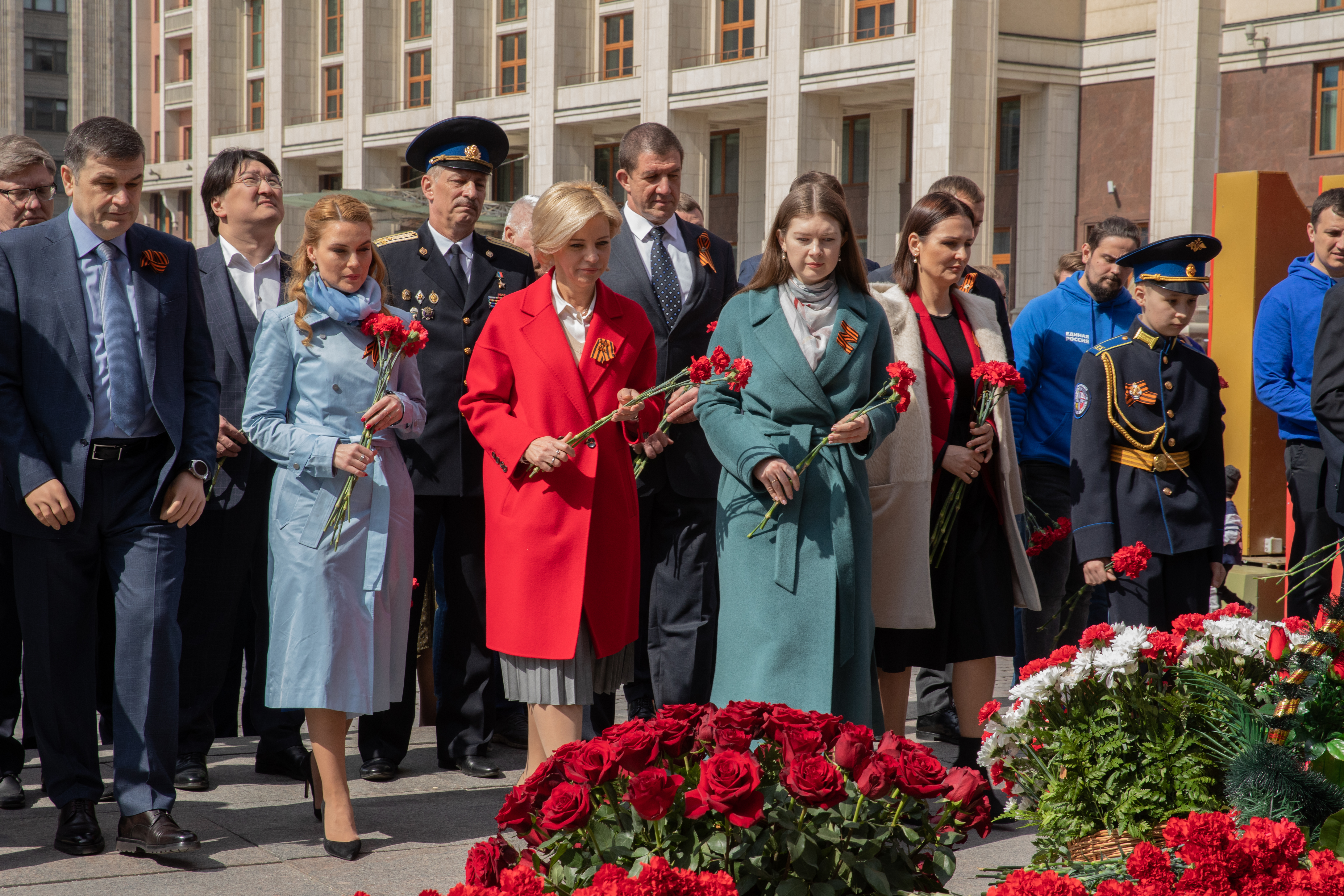 Фото возложение цветов к памятнику неизвестного солдата