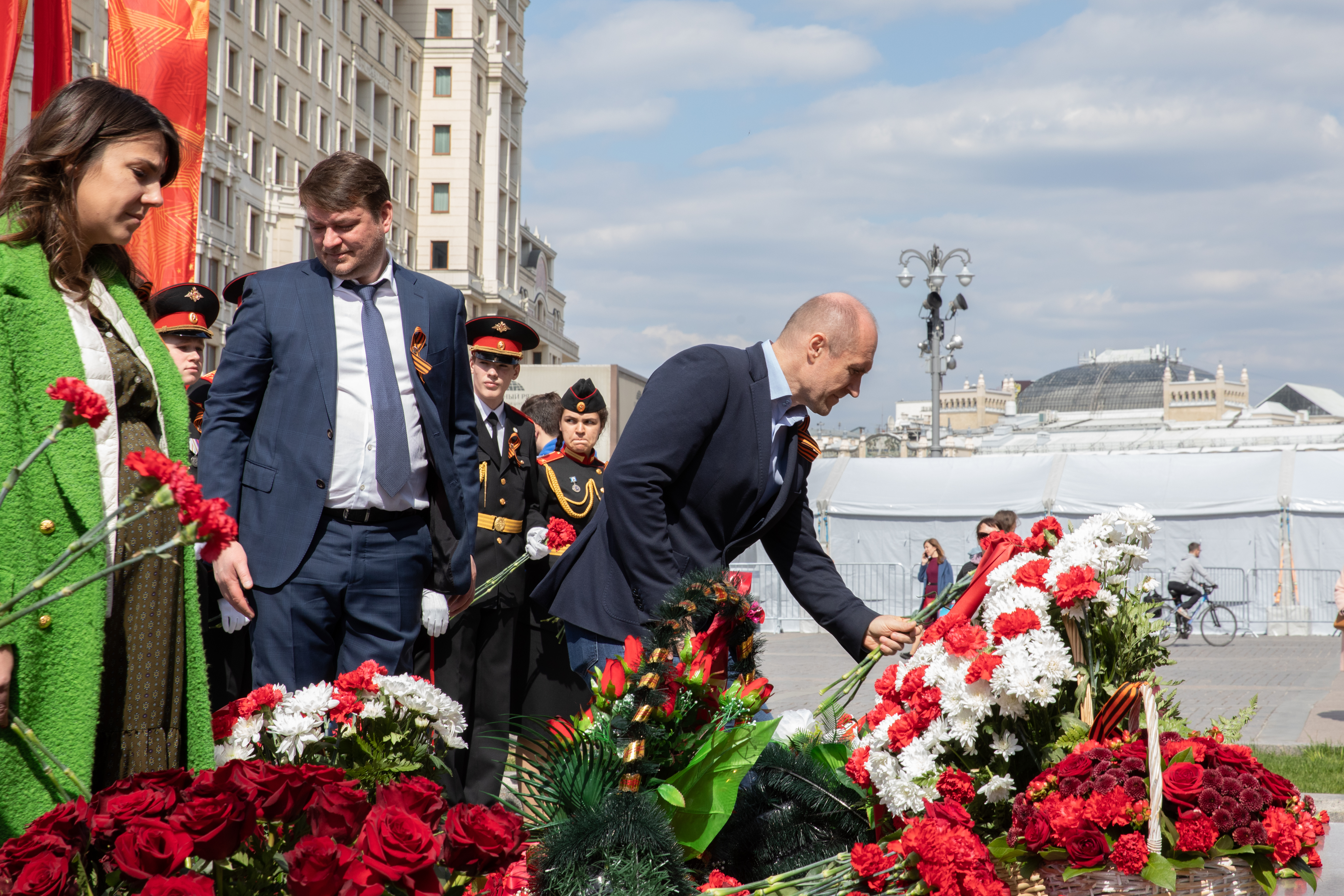 Возложение цветов к могиле неизвестного солдата фото