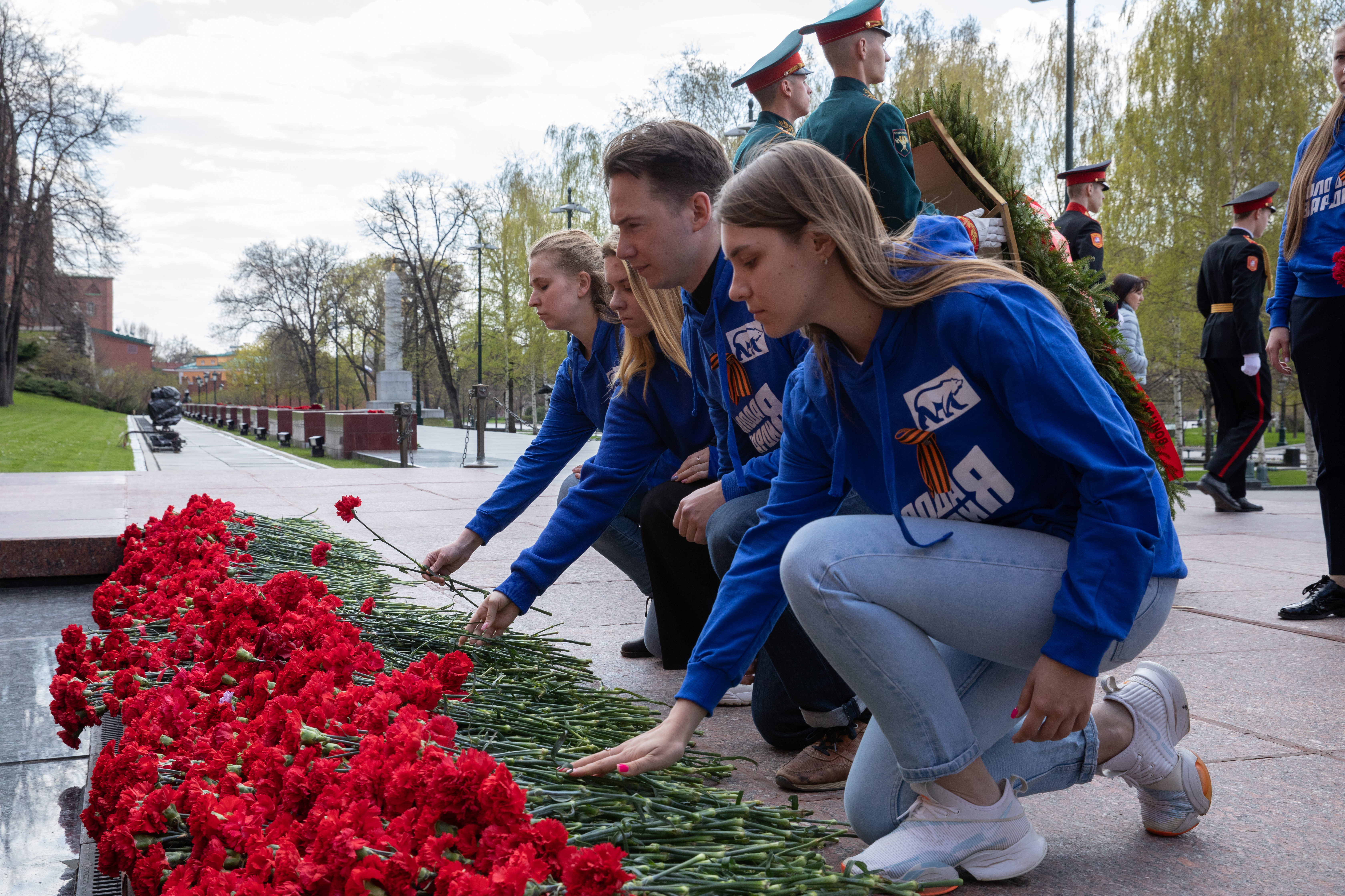 Фото возложение цветов к памятнику неизвестного солдата