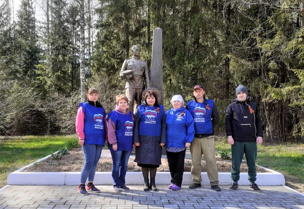 Рославль дубровка. Памятник Качинскому в Смоленске. Смоленск Вяземский район прахово. Смоленская область туристические места. Бессмертный полк Ярцево Смоленская область.
