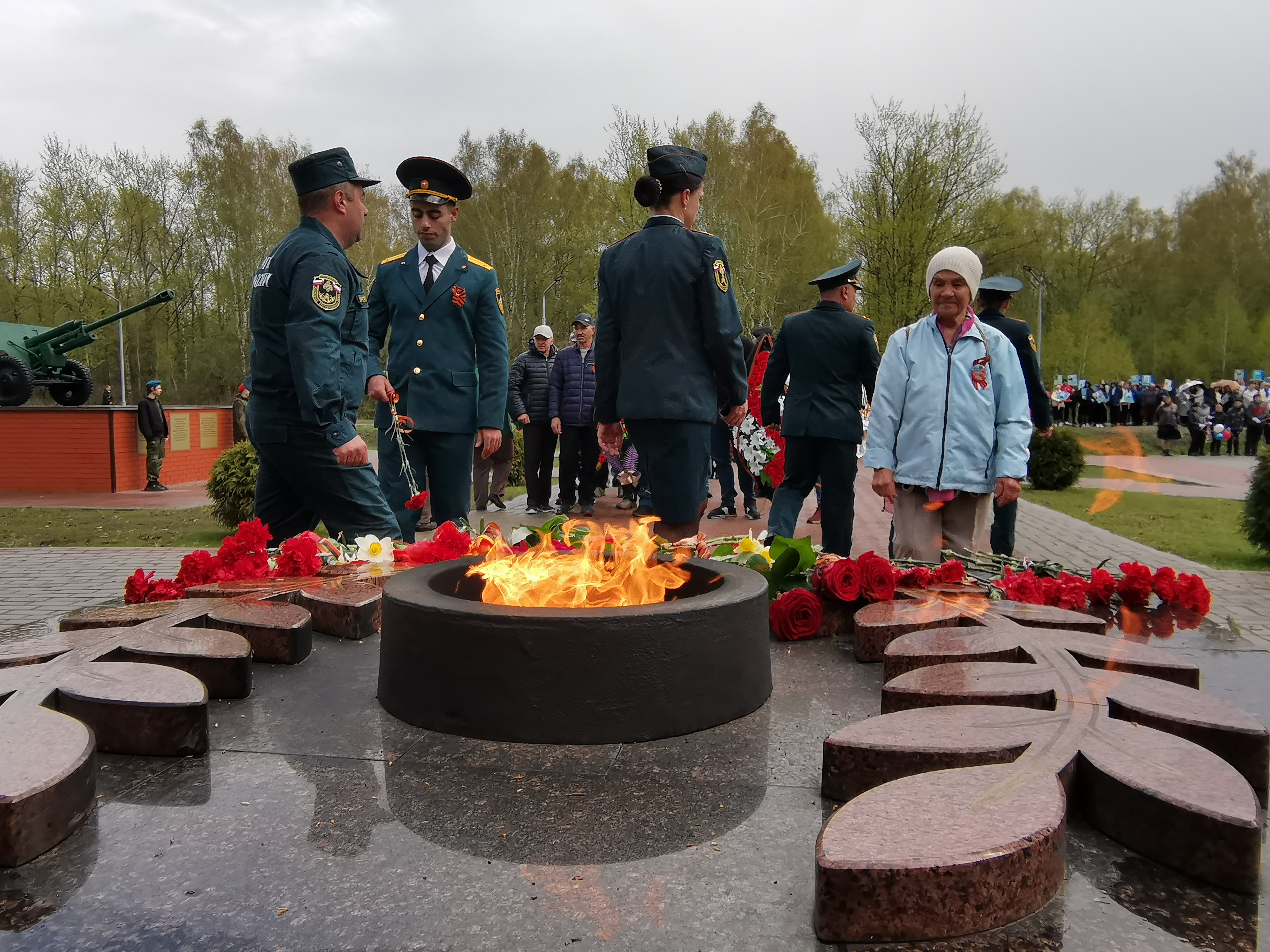 Посвятить победу. День Победы фото. Памятники в честь Победы. С победой 9 мая. Памятники героям Великой Отечественной войны в Сургуте.