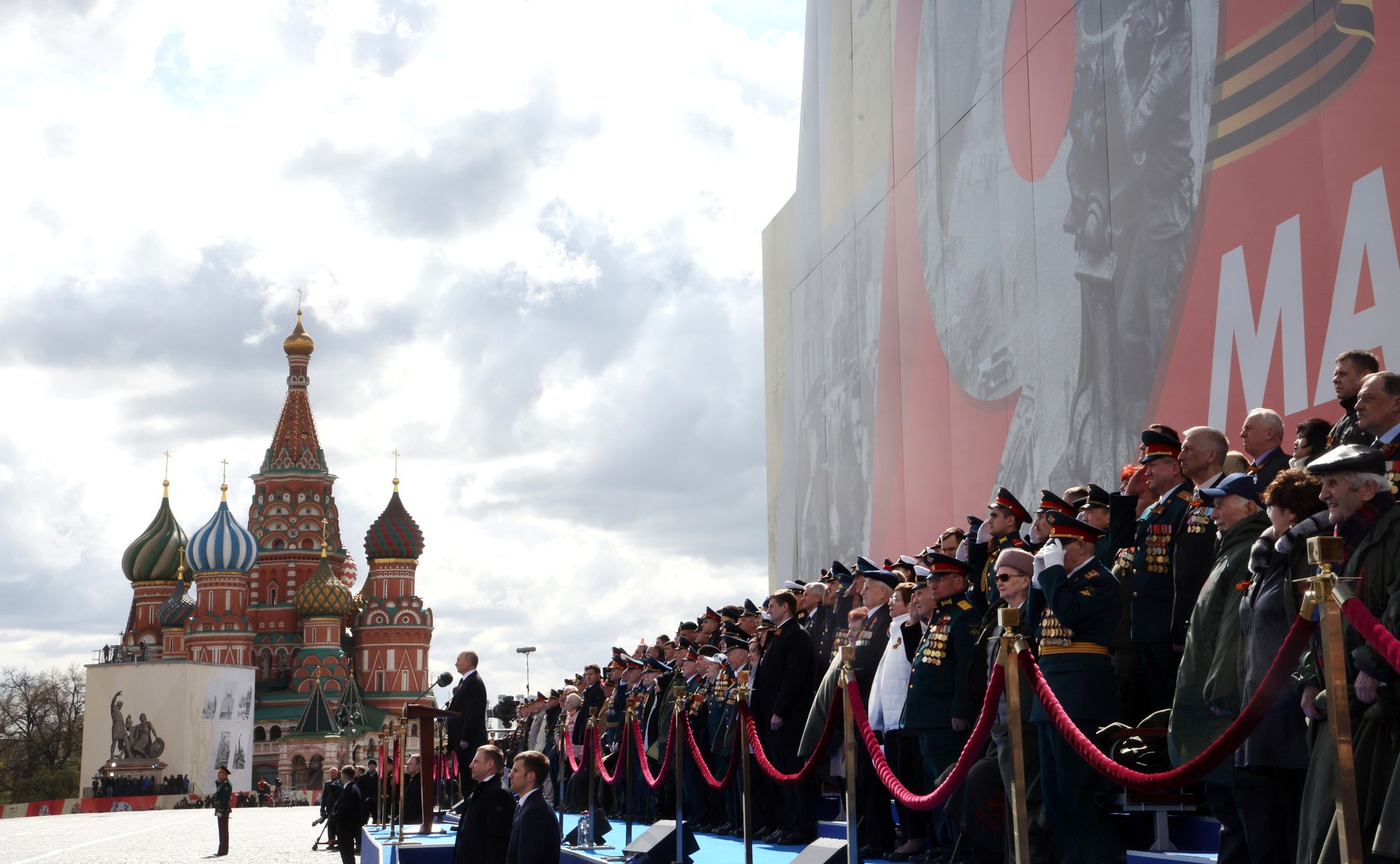 Фото путина с днем победы