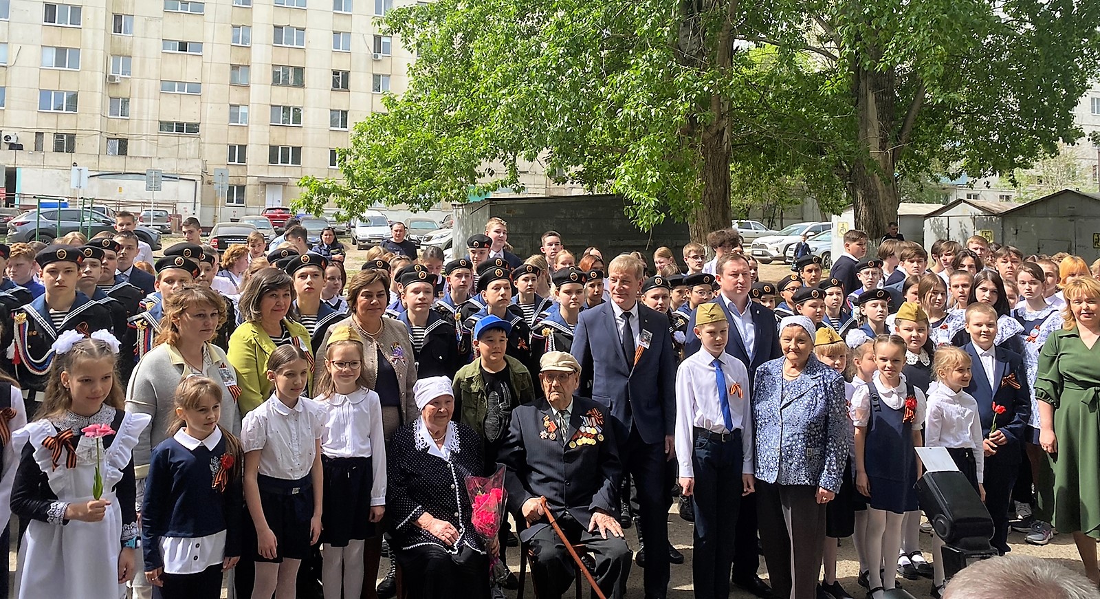 Эмиль Гаеткулов принял участие в Параде Победы у дома ветерана