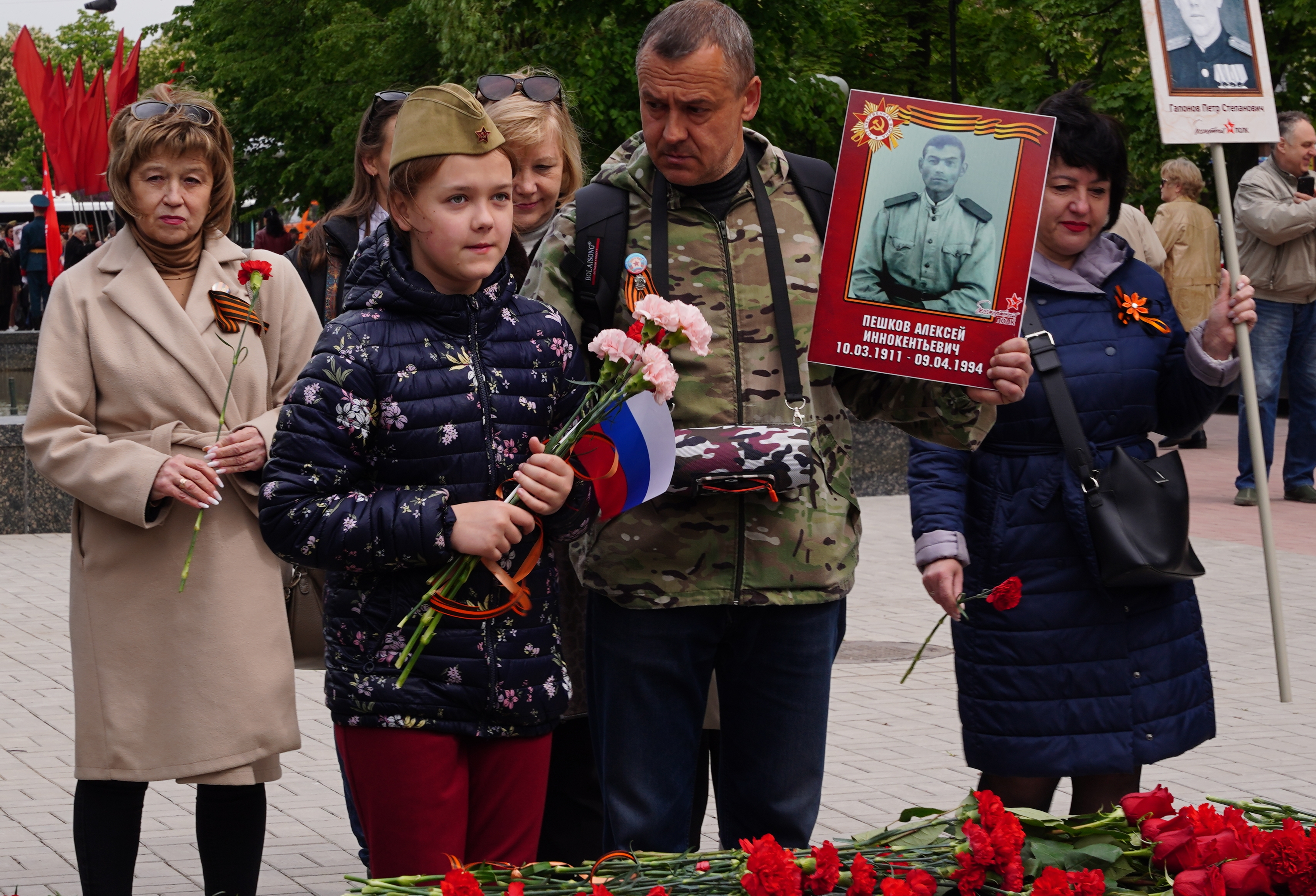 Участники церемонии. Празднование дня Победы. С праздником Победы 9 мая. День Победы в России. Возложение цветов 9 мая.