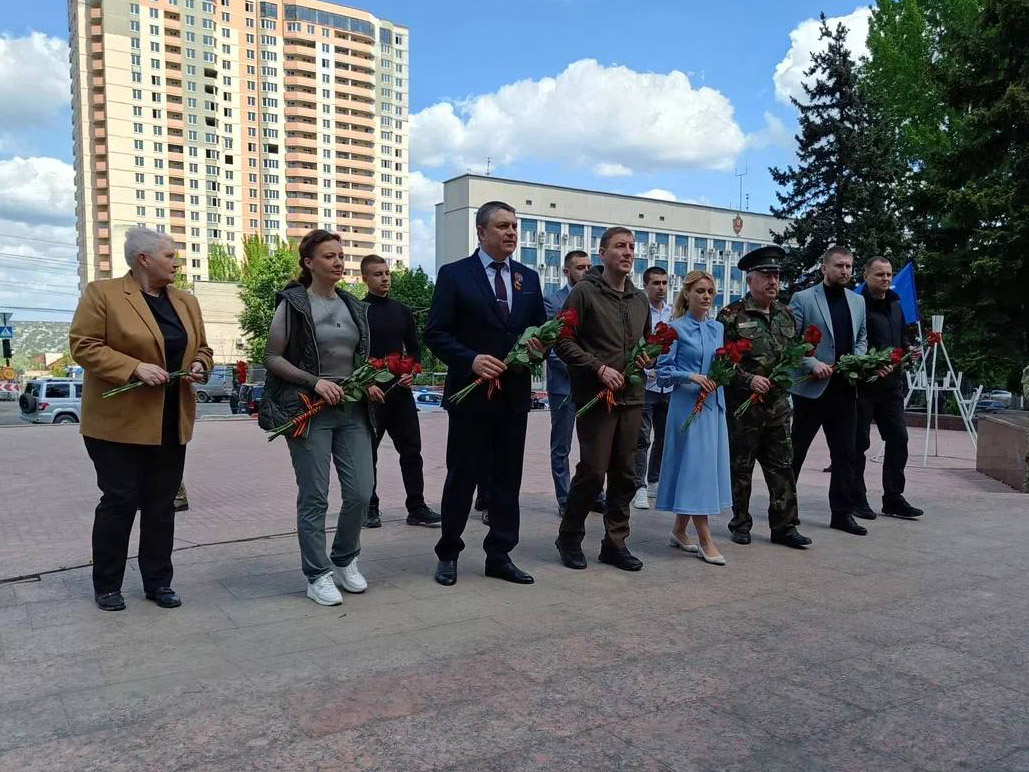 Андрей Турчак и Леонид Пасечник возложили цветы к памятнику защитникам  Донбасса «Они отстояли Родину» в Луганске