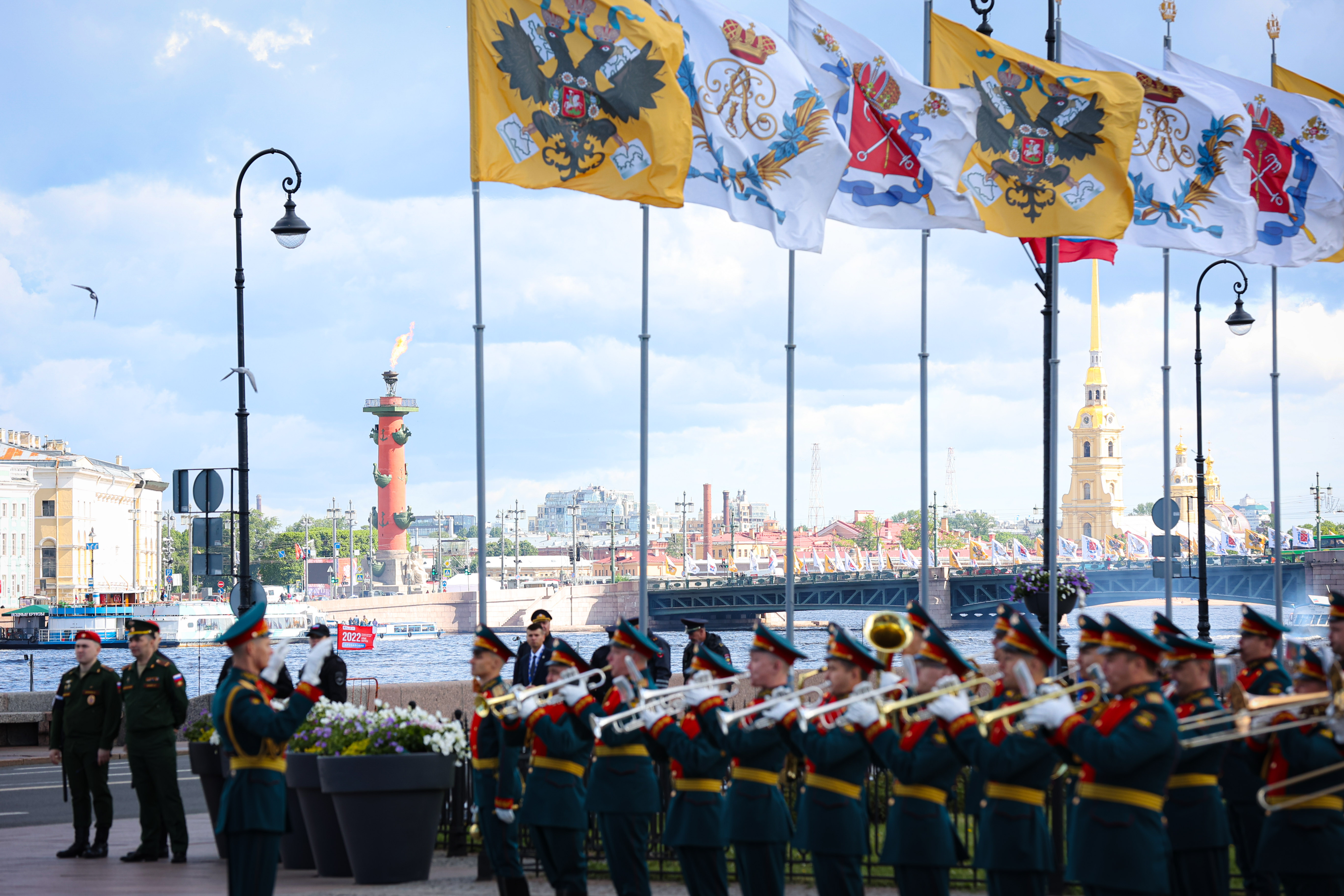 Возложение цветов к памятнику Петру i