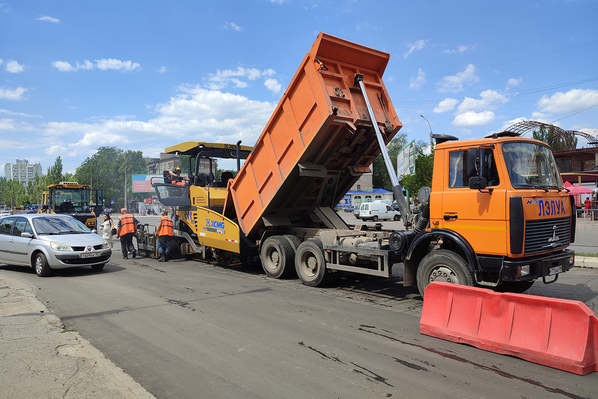 По народной программе в Луганске продолжается ремонт дороги по улице  Буденного