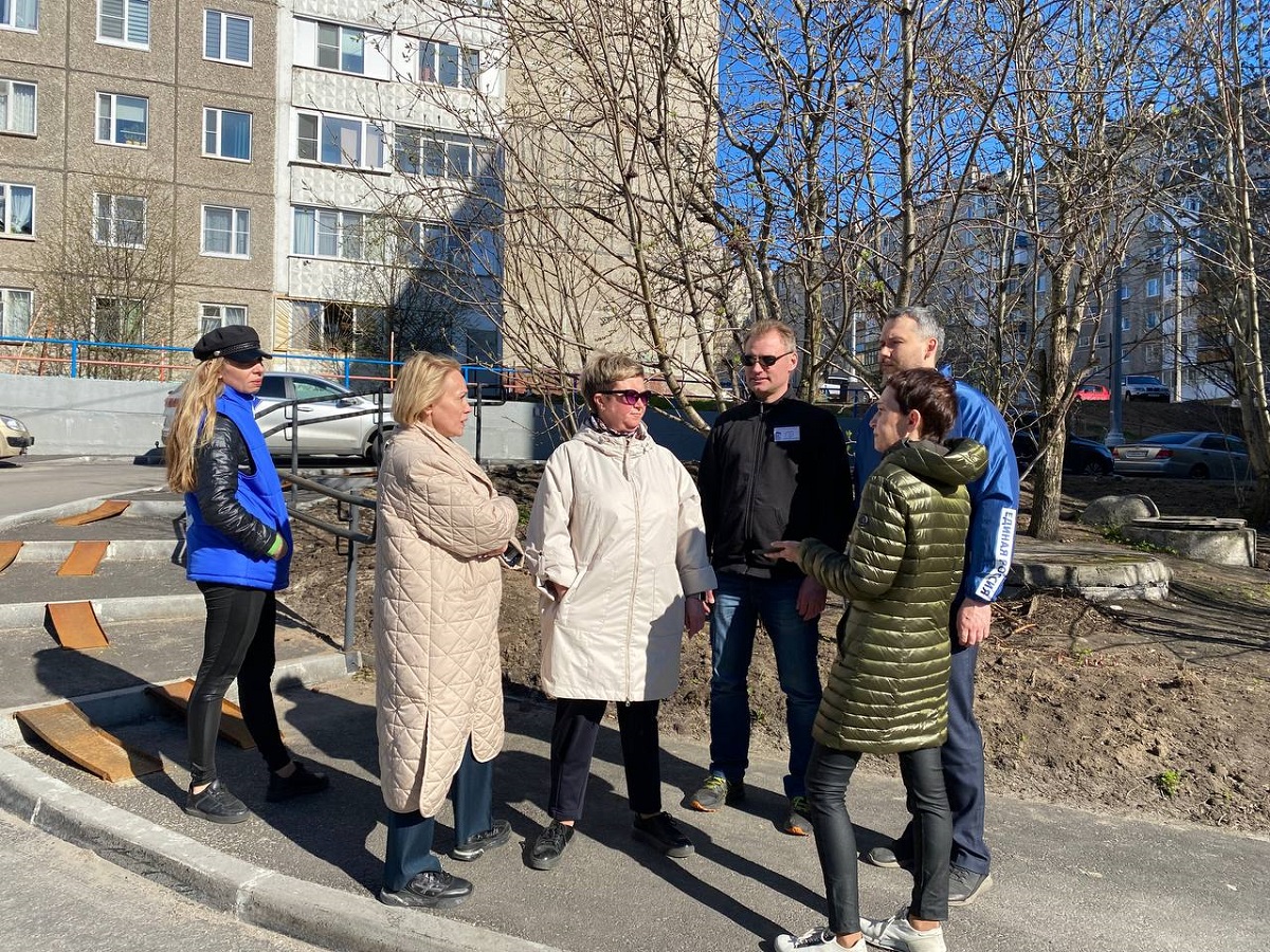 Мониторинговая группа в Мурманске оценила качество работ по благоустройству дворовых территорий. В ее составе депутаты и актив партпроекта «Городская среда»