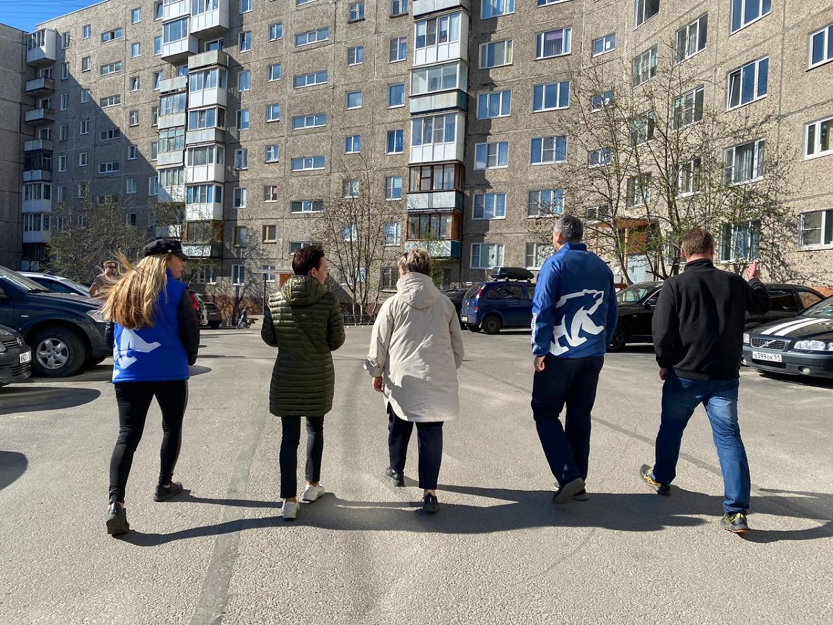 Мониторинговая группа в Мурманске оценила качество работ по благоустройству дворовых территорий. В ее составе депутаты и актив партпроекта «Городская среда»