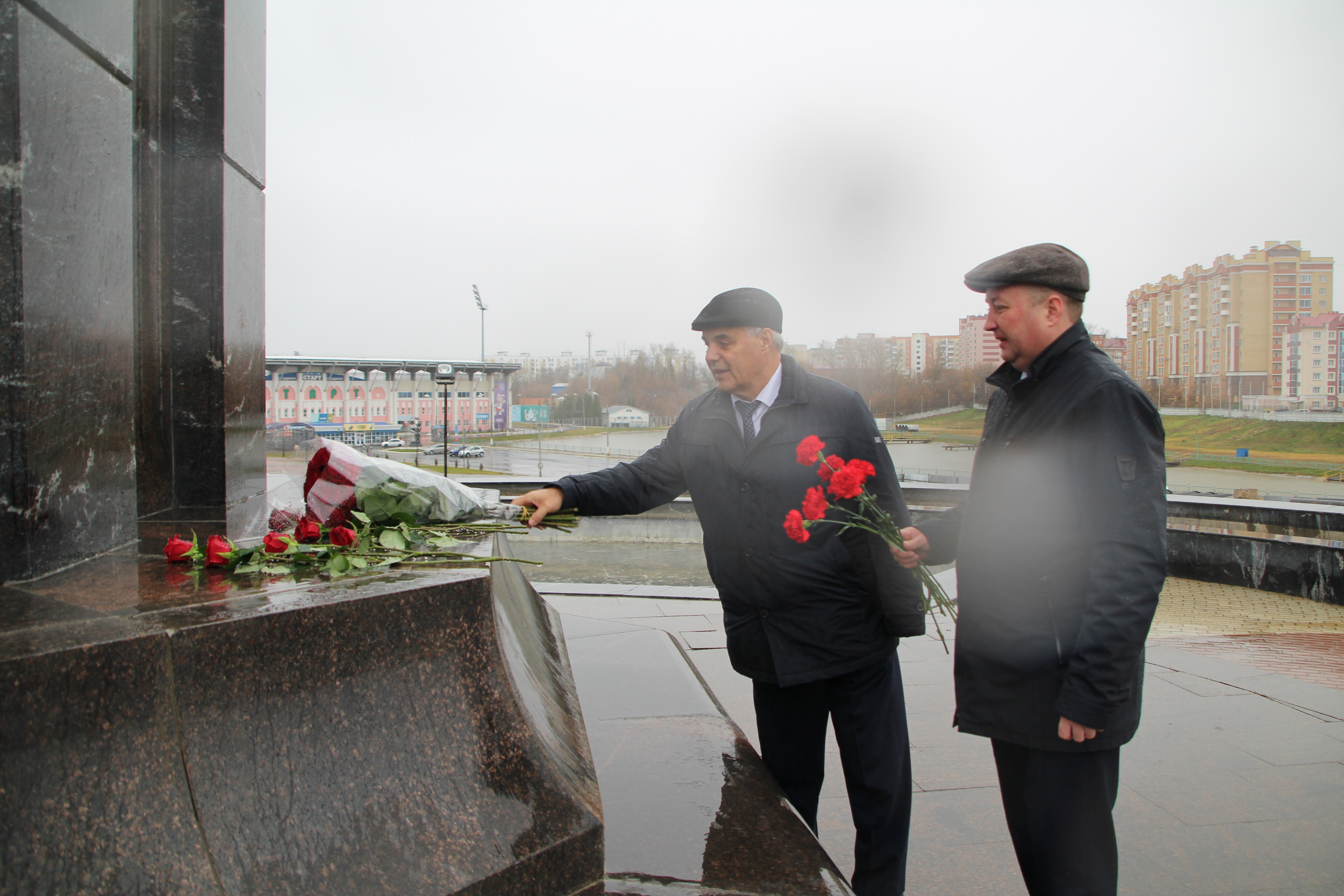 4 ноября саранск. Памятник народного единства. Возложение цветов к памятнику погибшим. Возложение цветов к памятнику к памятнику единения в Севастополе.