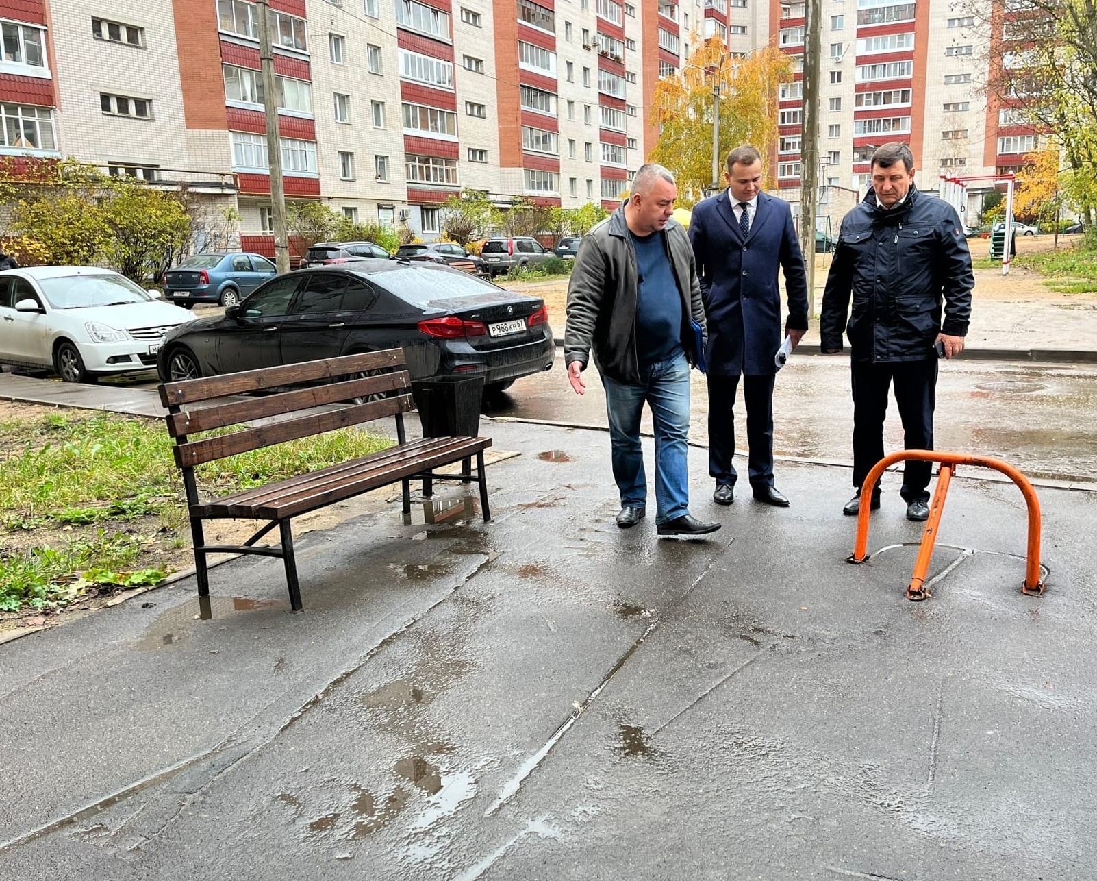 Разбить двор. Благоустройство двора в доме. Российский двор. Дома для жителей. Двор дома.