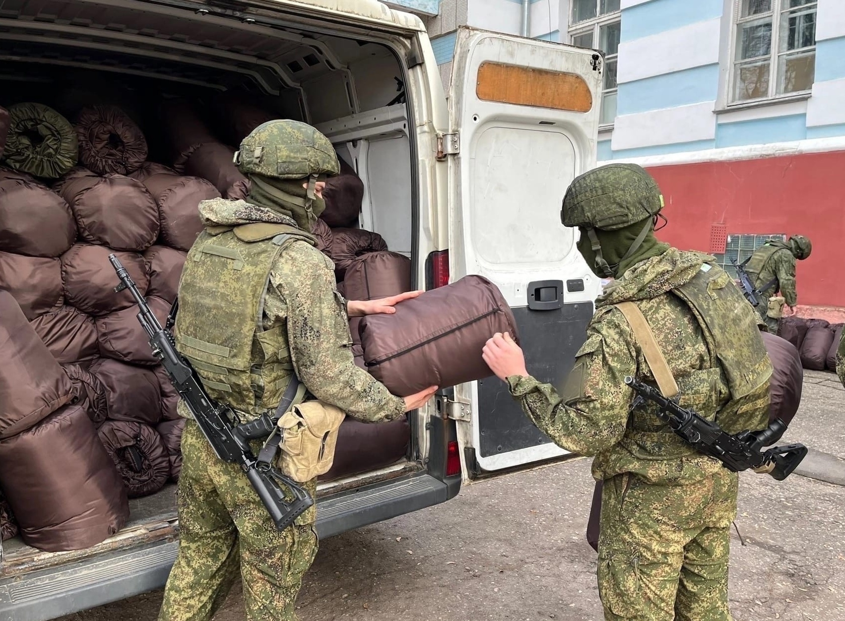 Единороссы привезли две машины необходимого для смоленских военных –  спальники, термоодежду, сухпайки