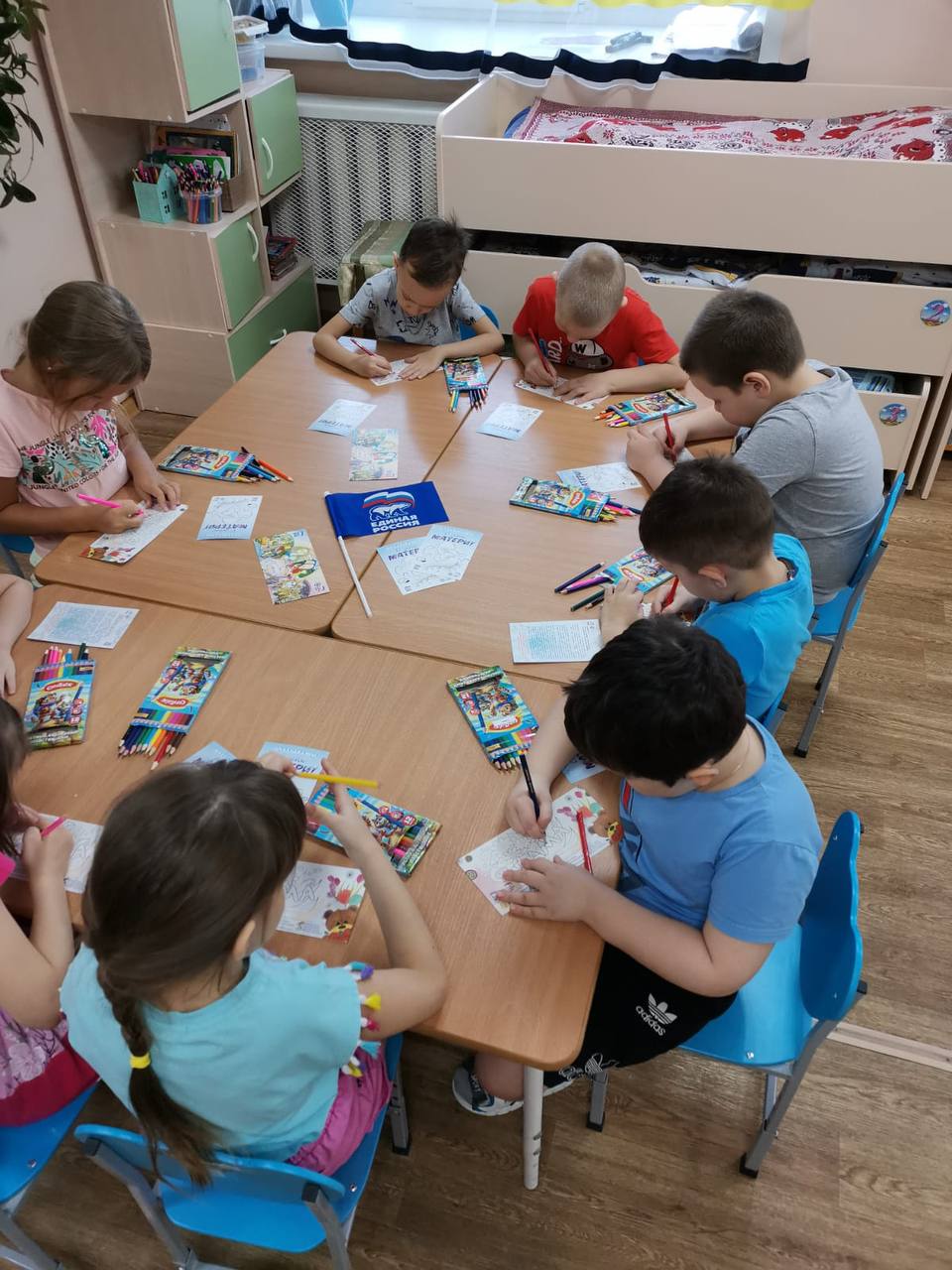 В Северо-Енисейском районе малыши раскрасили открытки, изготовленные партией, для мам
