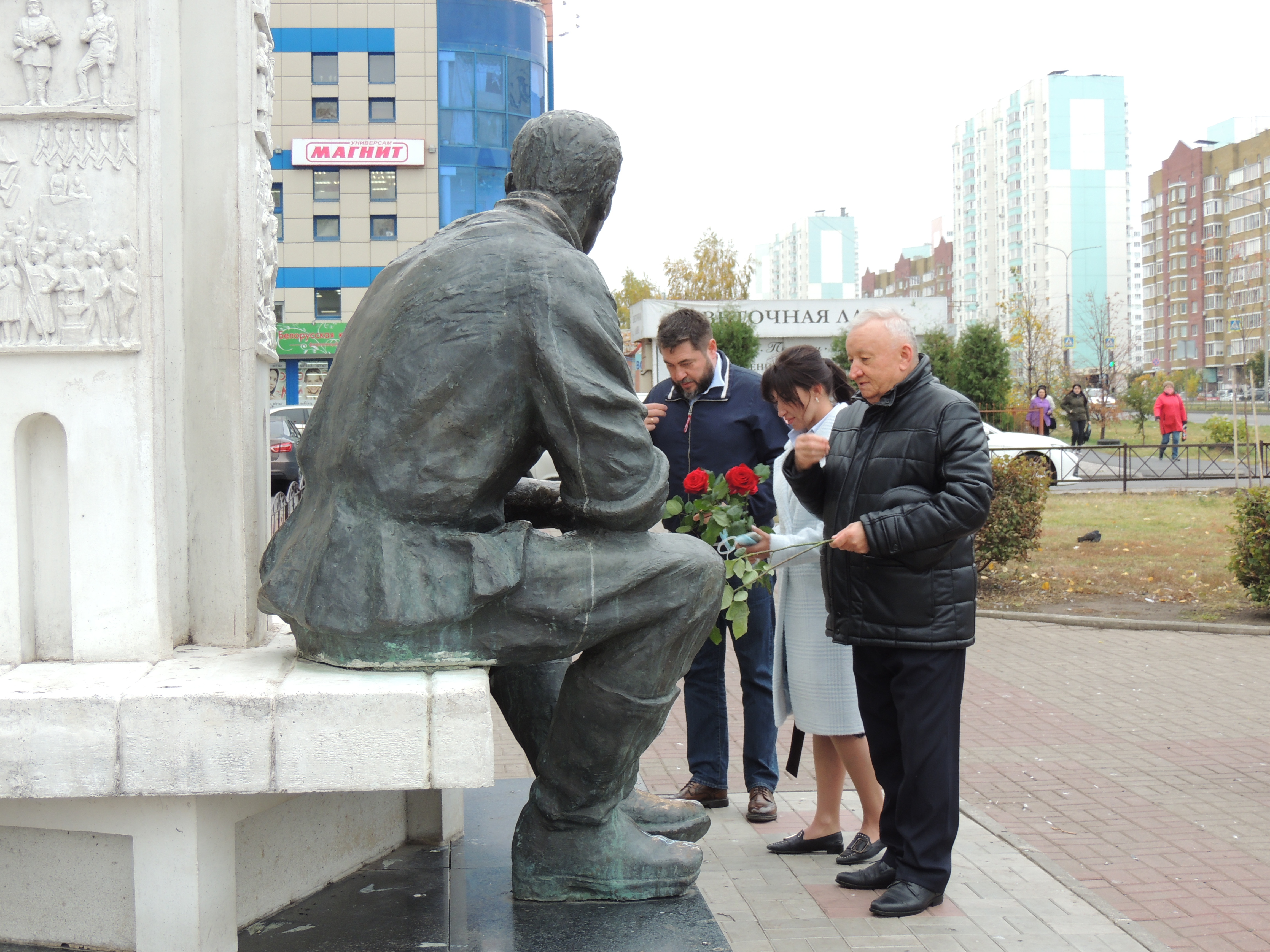 Памятник клыкову в курске фото В Курске почтили память скульптора Вячеслава Клыкова