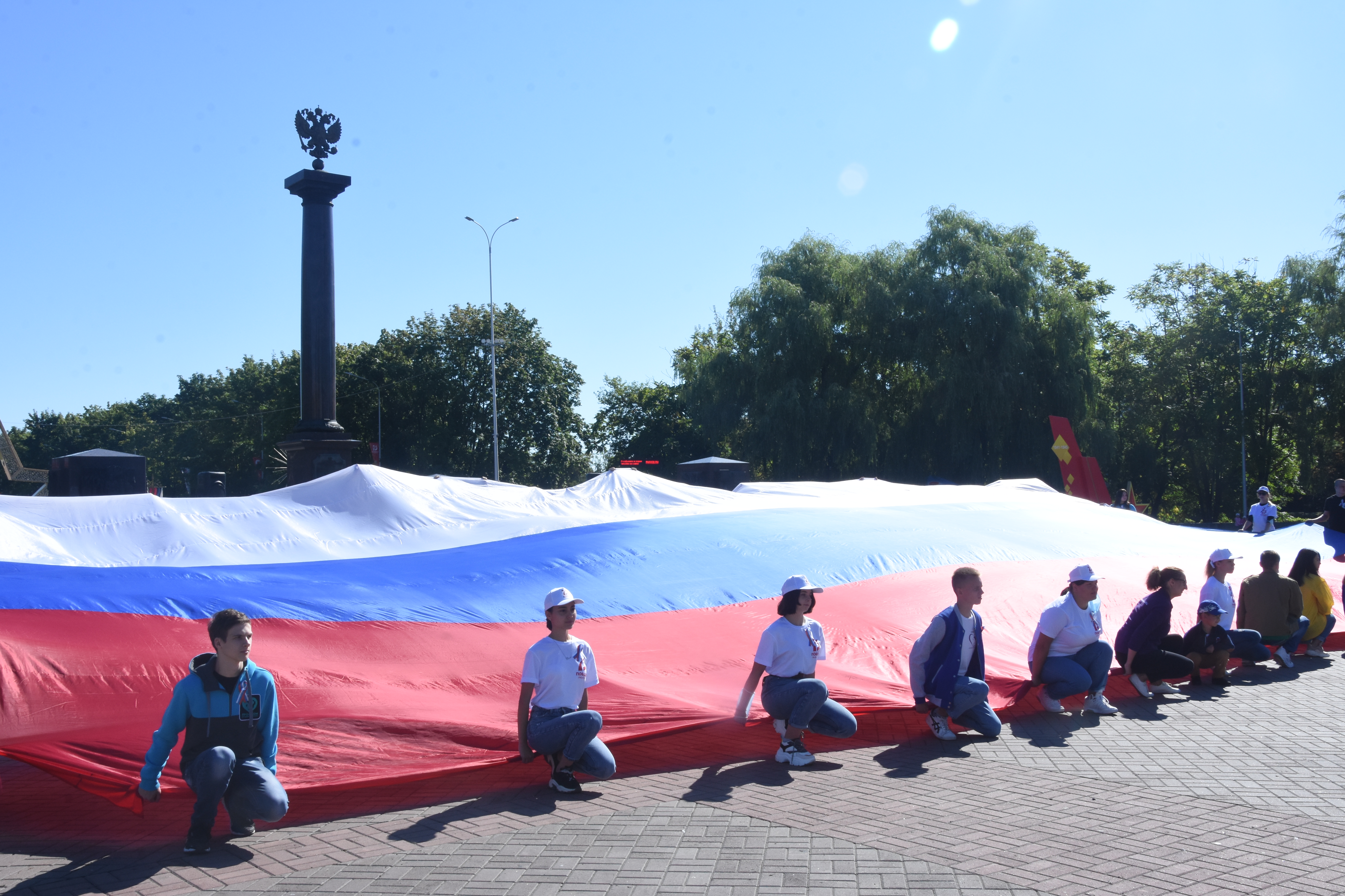 С днем российского флага волонтеры Победы