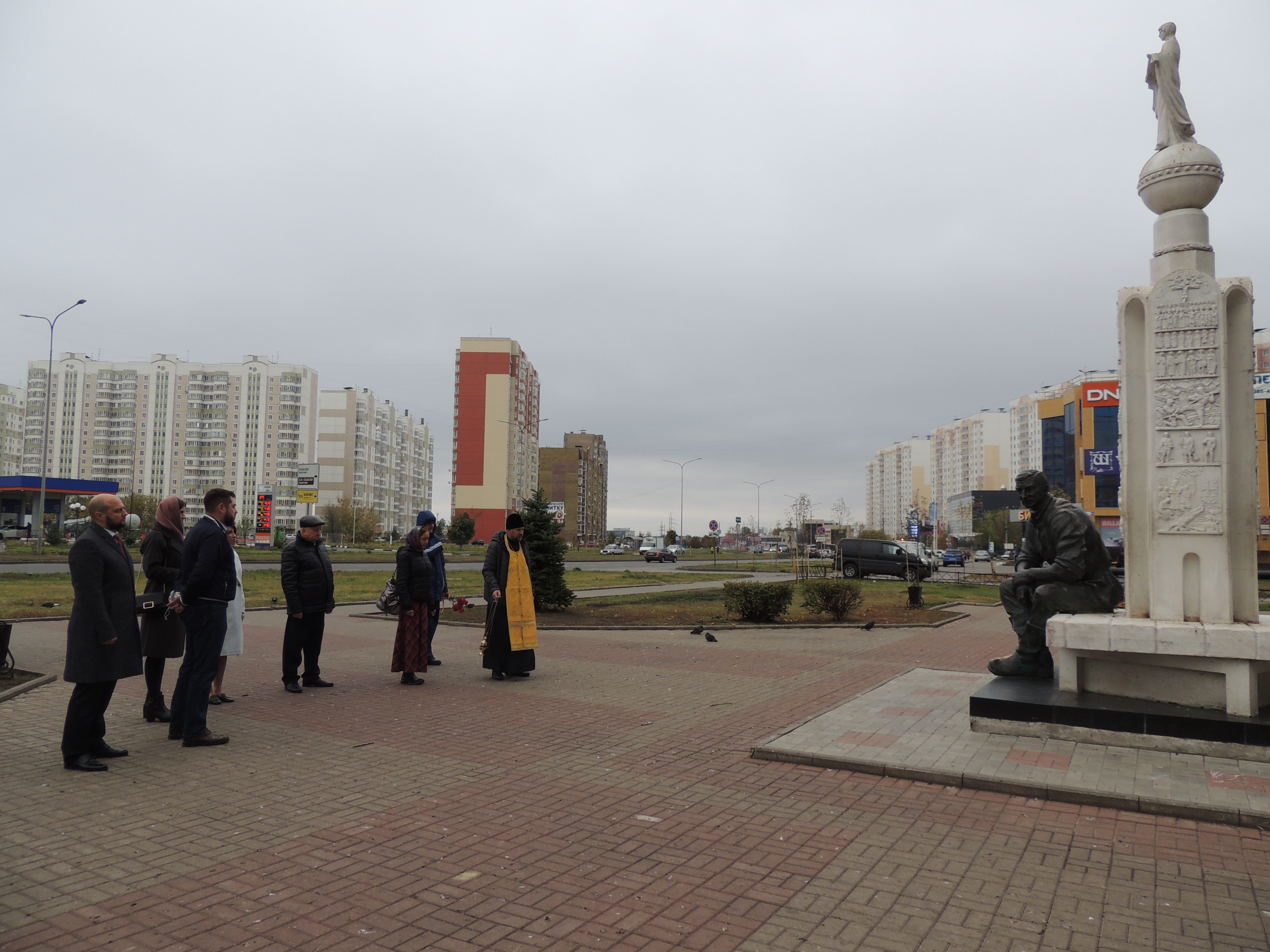 Памятник клыкову в курске фото В Курске почтили память скульптора Вячеслава Клыкова