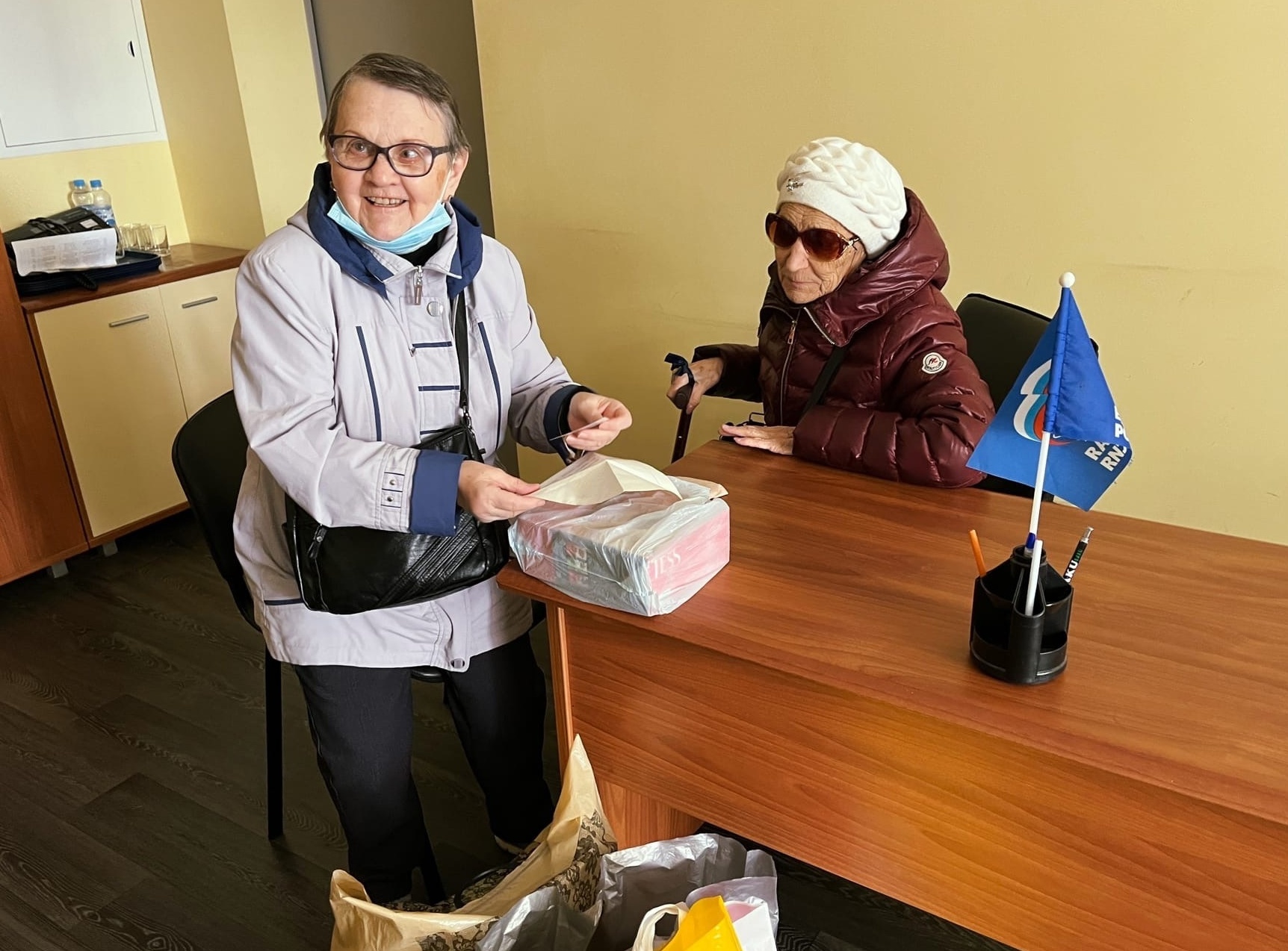 В Смоленске члены общества глухих передали теплую одежду и термобельероссийским военнослужащим - Общество