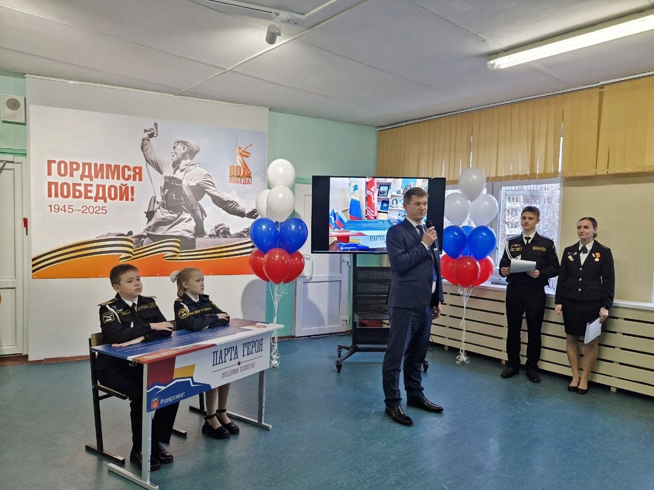 В Кадетской школе города-героя Мурманска к памятной дате приурочили открытие «Парты Героя». Она посвящена земляку — Кристиану Гагарину