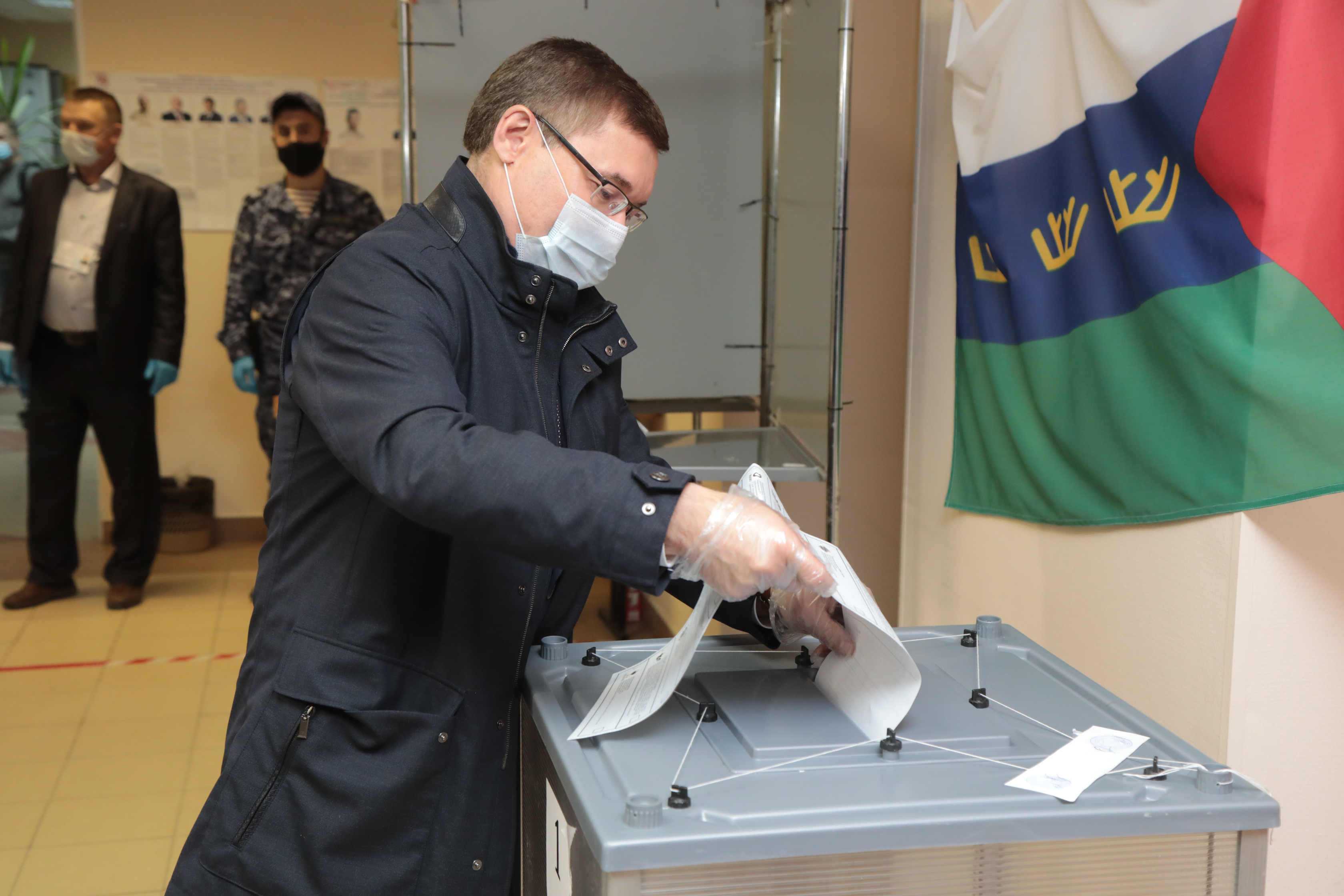 Владимир Якушев проголосовал на выборах Государственной думы России и Тюменской областной думы в Тюмени