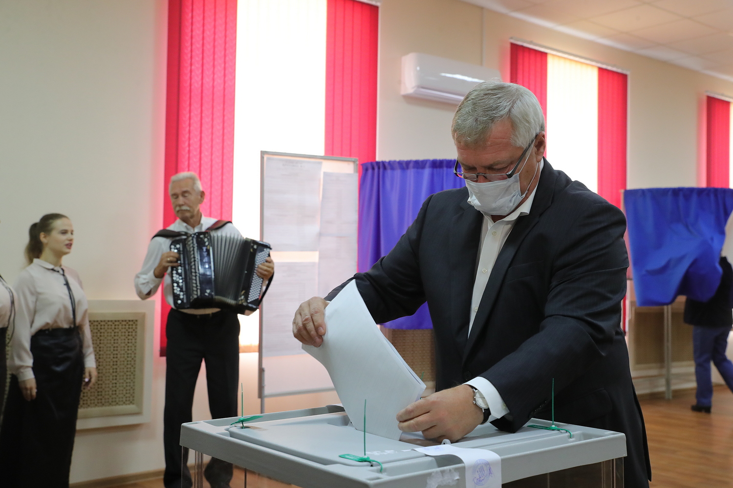 Василий Голубев проголосовал на выборах депутатов в Госдуму РФ