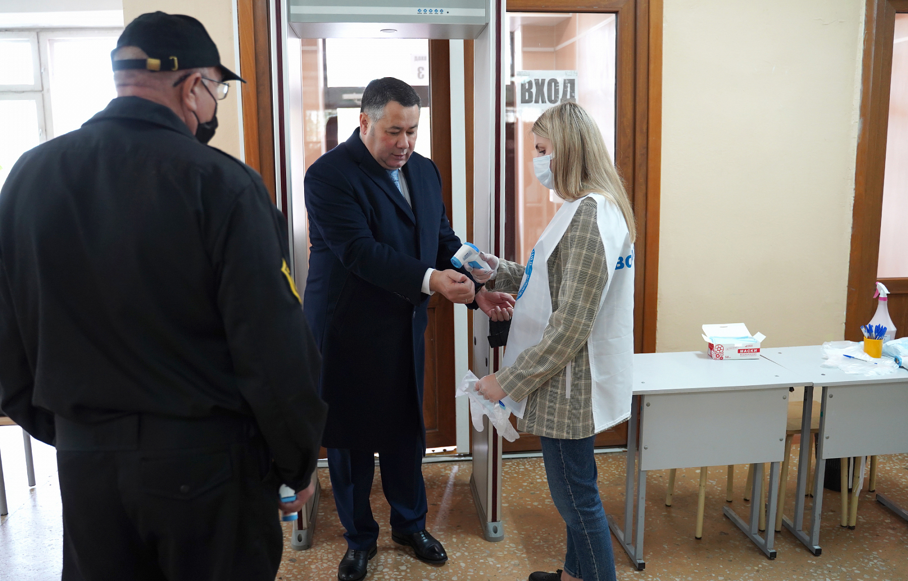 Игорь Руденя проголосовал на избирательном участке в школе №14 Твери