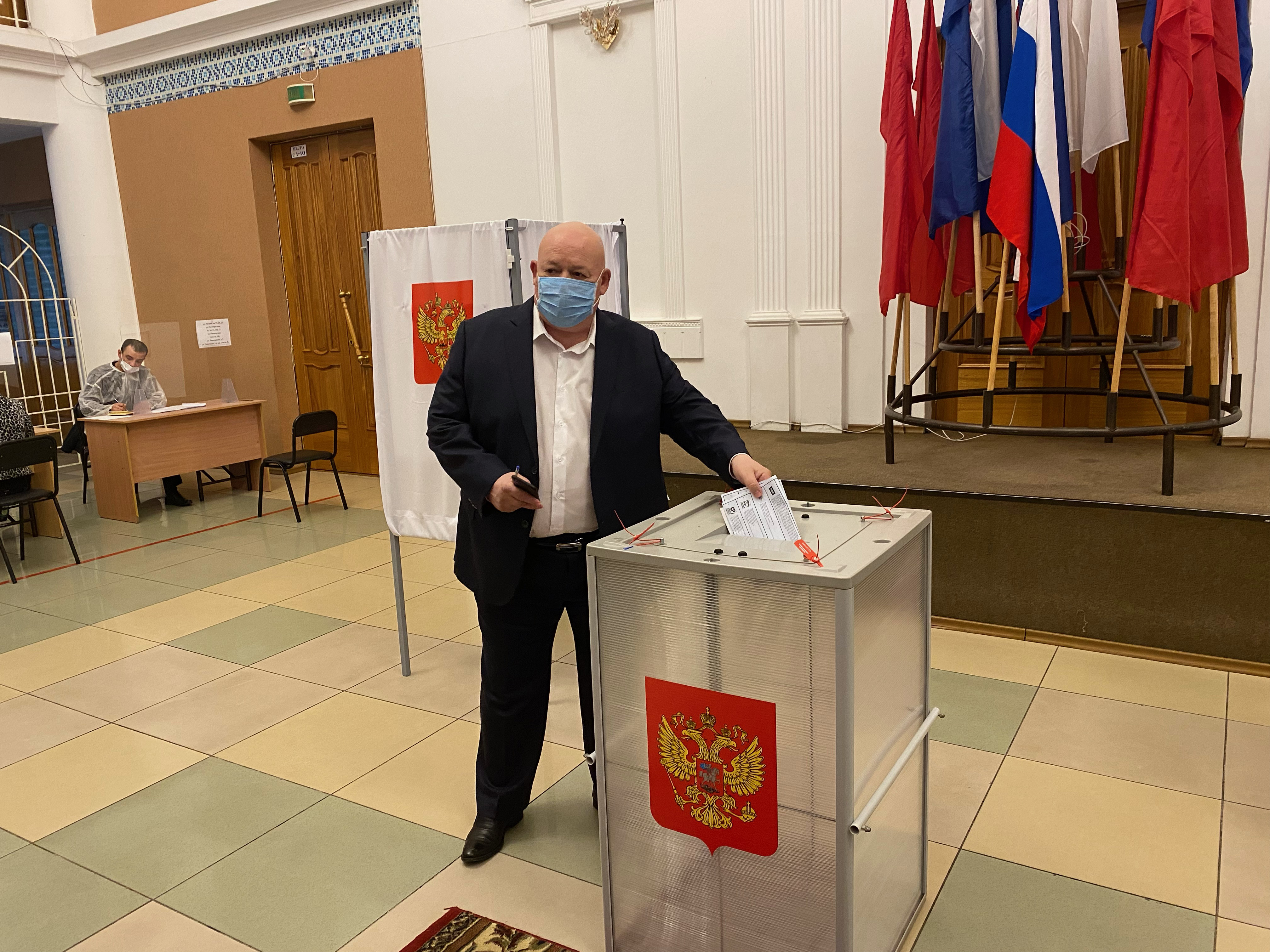 Анатолий Тихомиров проголосовал на избирательном участке