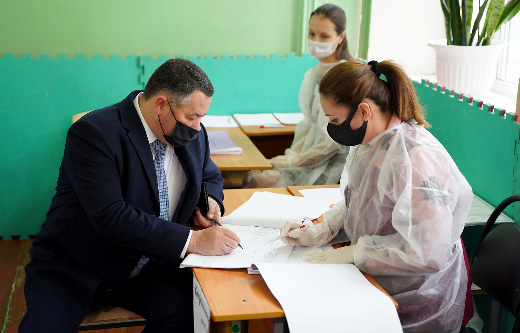 Игорь Руденя проголосовал на избирательном участке в школе №14 Твери