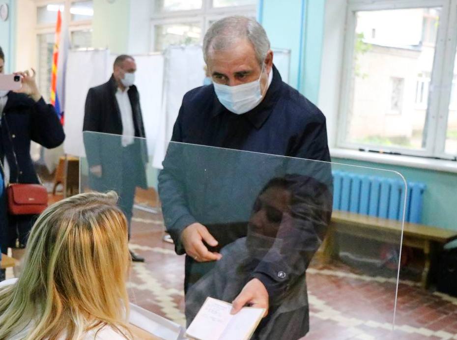 Сергей Неверов проголосовал очно в Смоленске