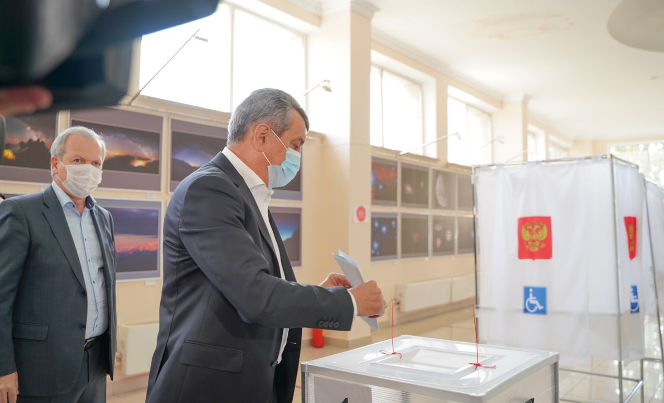 Врио Главы Северной Осетии Сергей Меняйло принял участие в голосовании