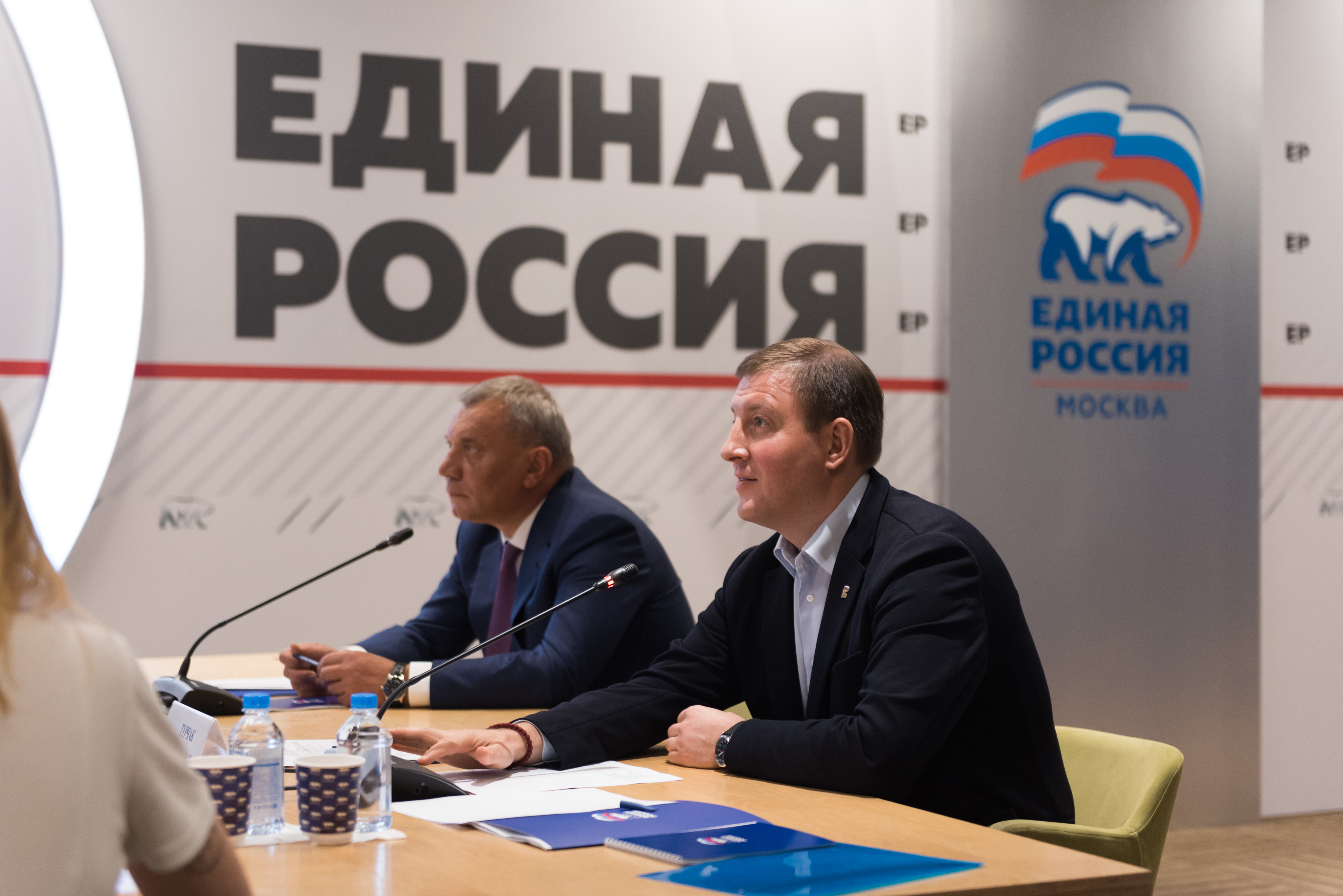 ВКС по обеспечению регионов машинами скорой помощи и школьными автобусами