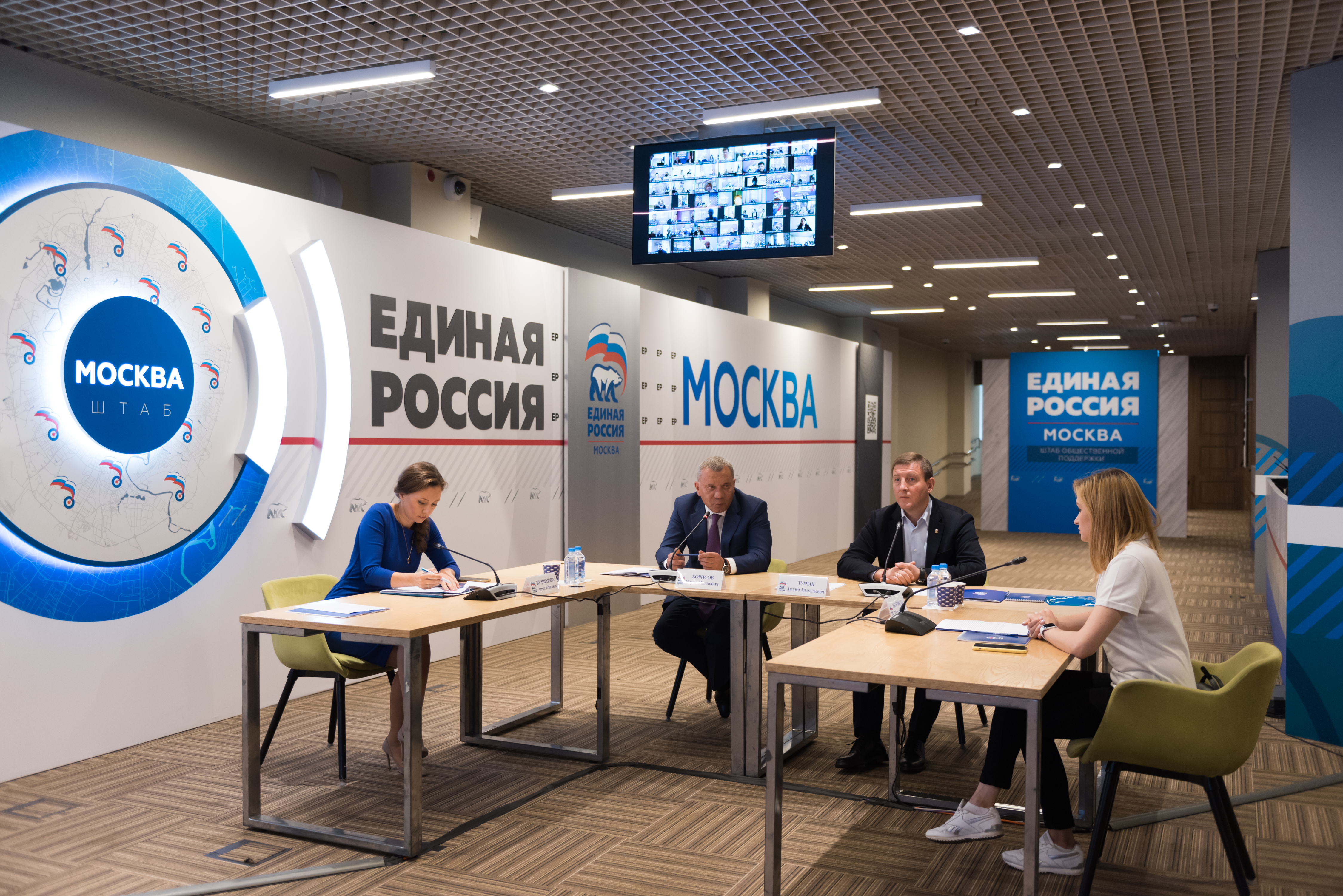 ВКС по обеспечению регионов машинами скорой помощи и школьными автобусами