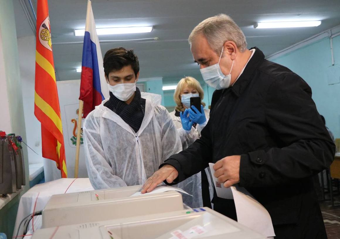 Сергей Неверов проголосовал очно в Смоленске