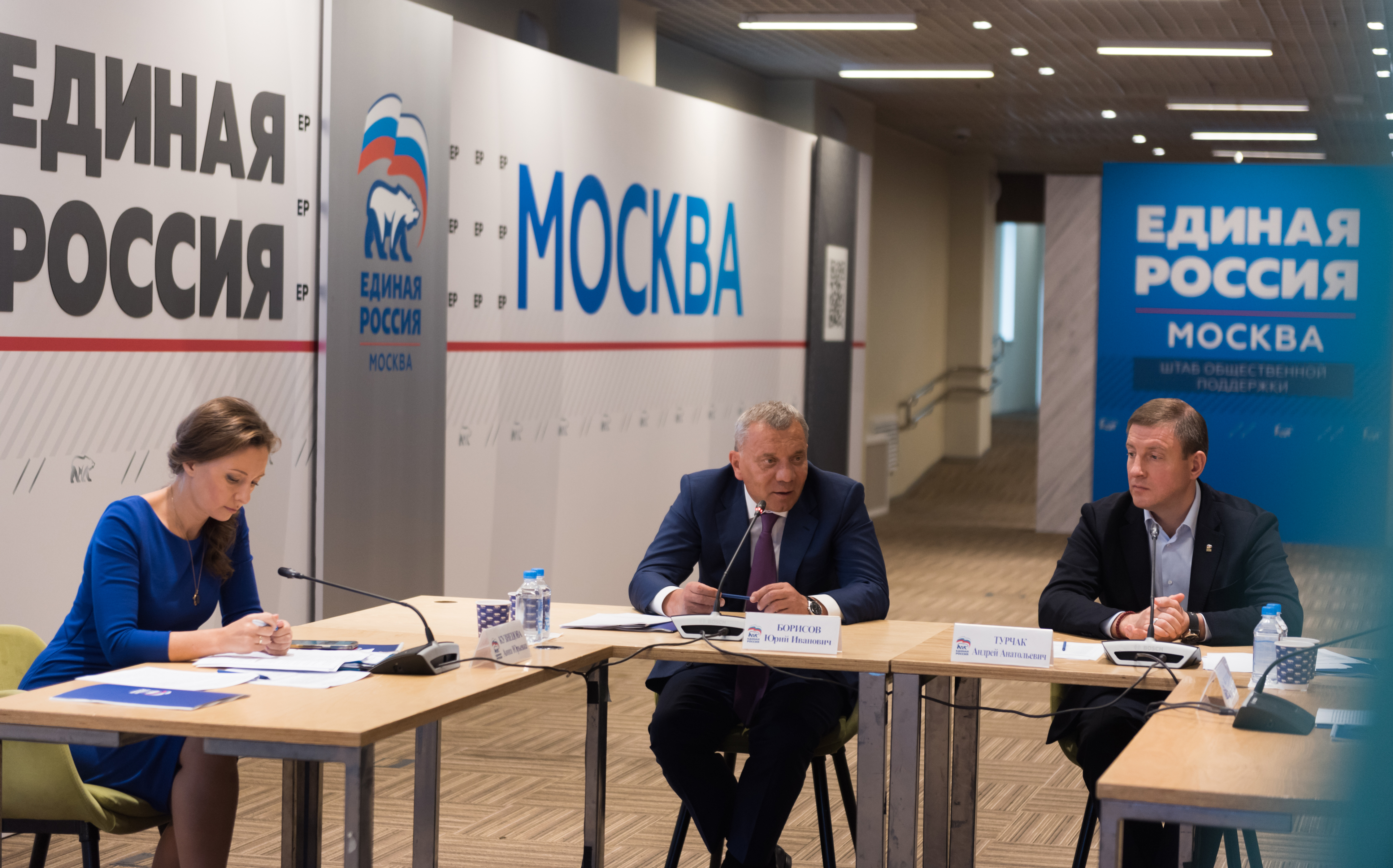 ВКС по обеспечению регионов машинами скорой помощи и школьными автобусами