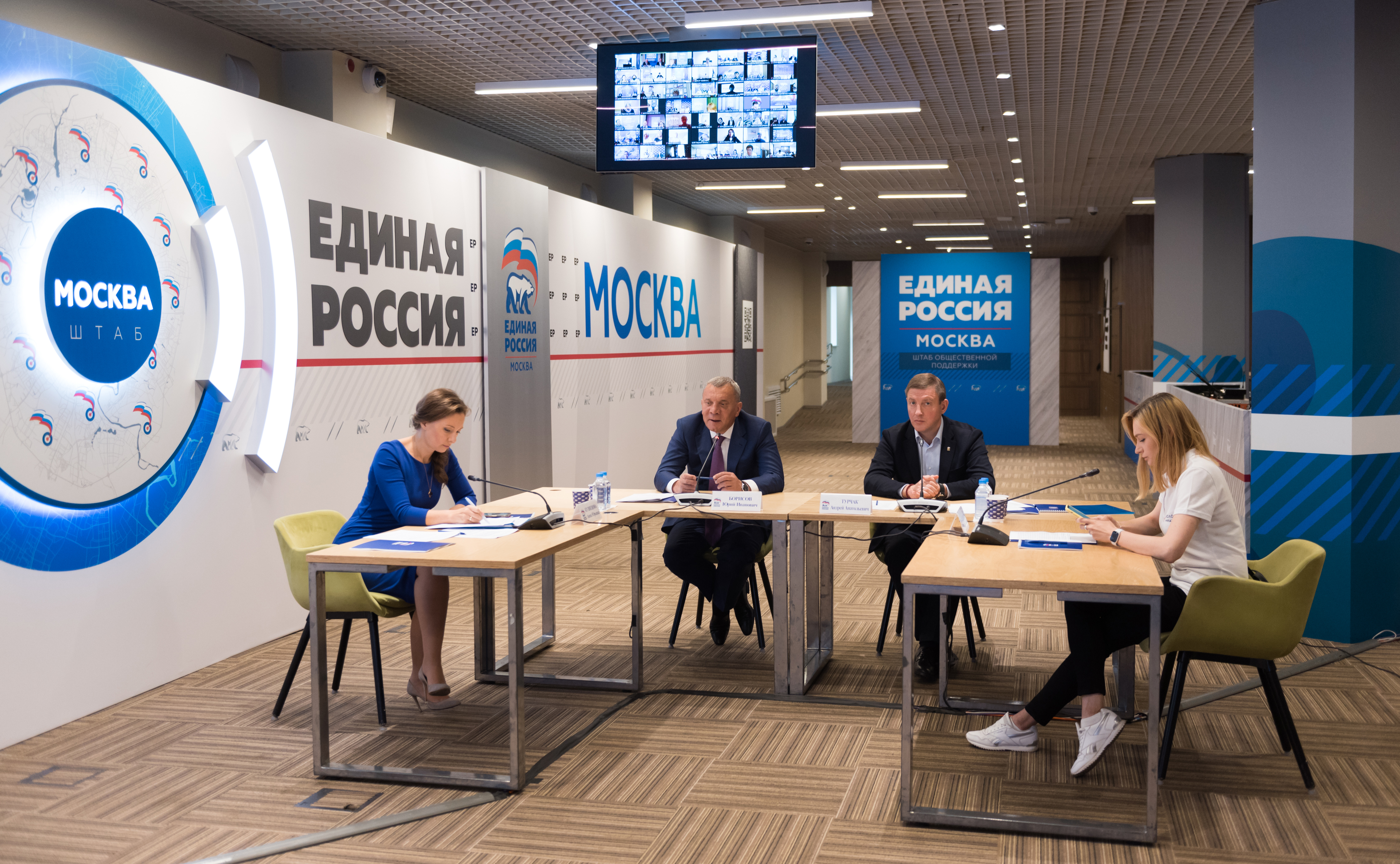 ВКС по обеспечению регионов машинами скорой помощи и школьными автобусами