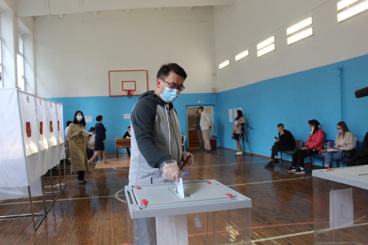Артур Кохоев проголосовал на выборах в Горно-Алтайский горсовет