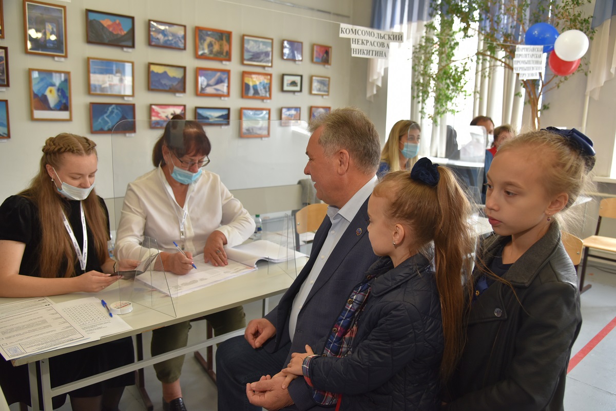 Александр Романенко проголосовал на выборах депутатов Барнаульской городской Думы