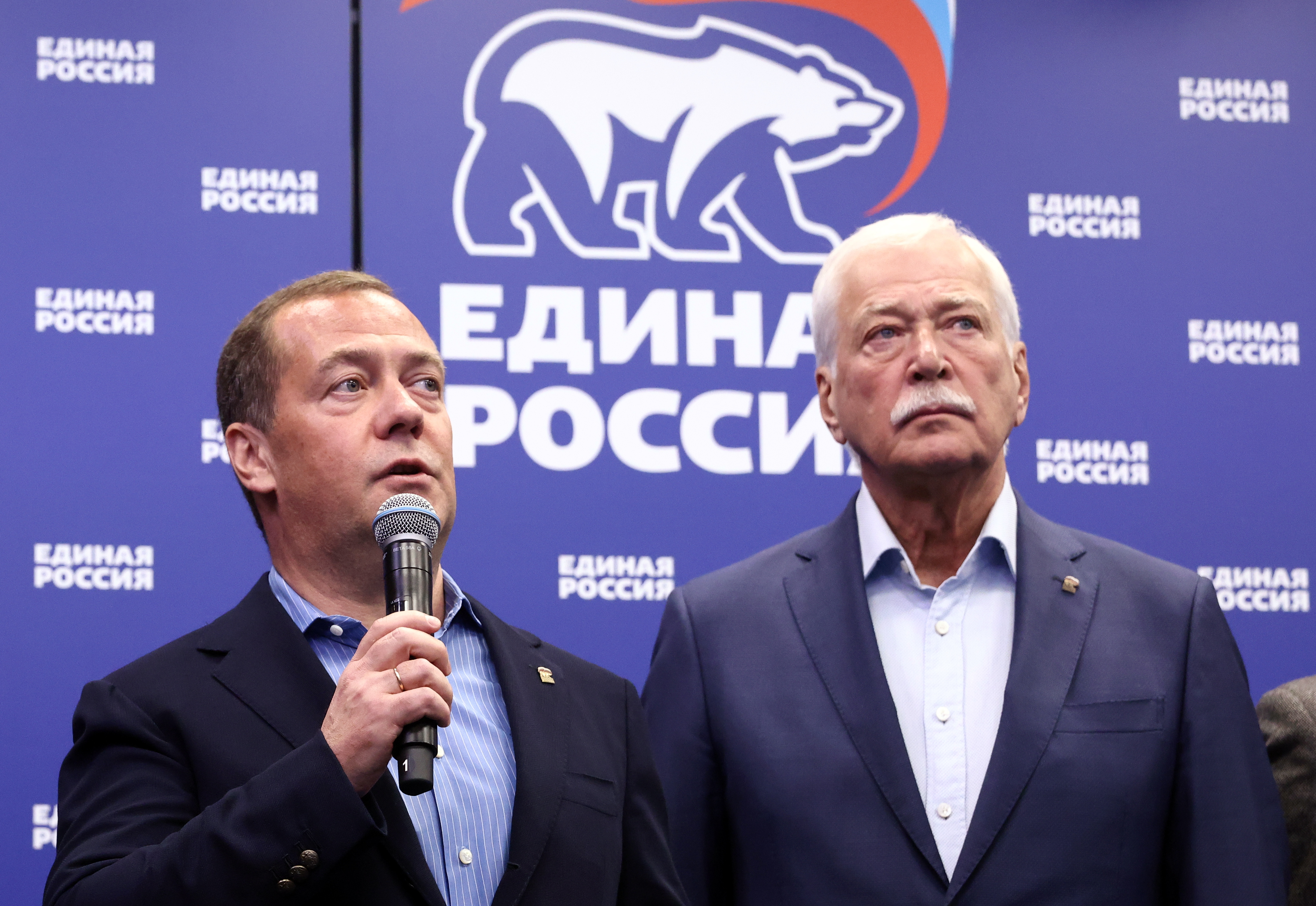 Партия медведева единая россия. Медведев ер. Борьба Медведева.