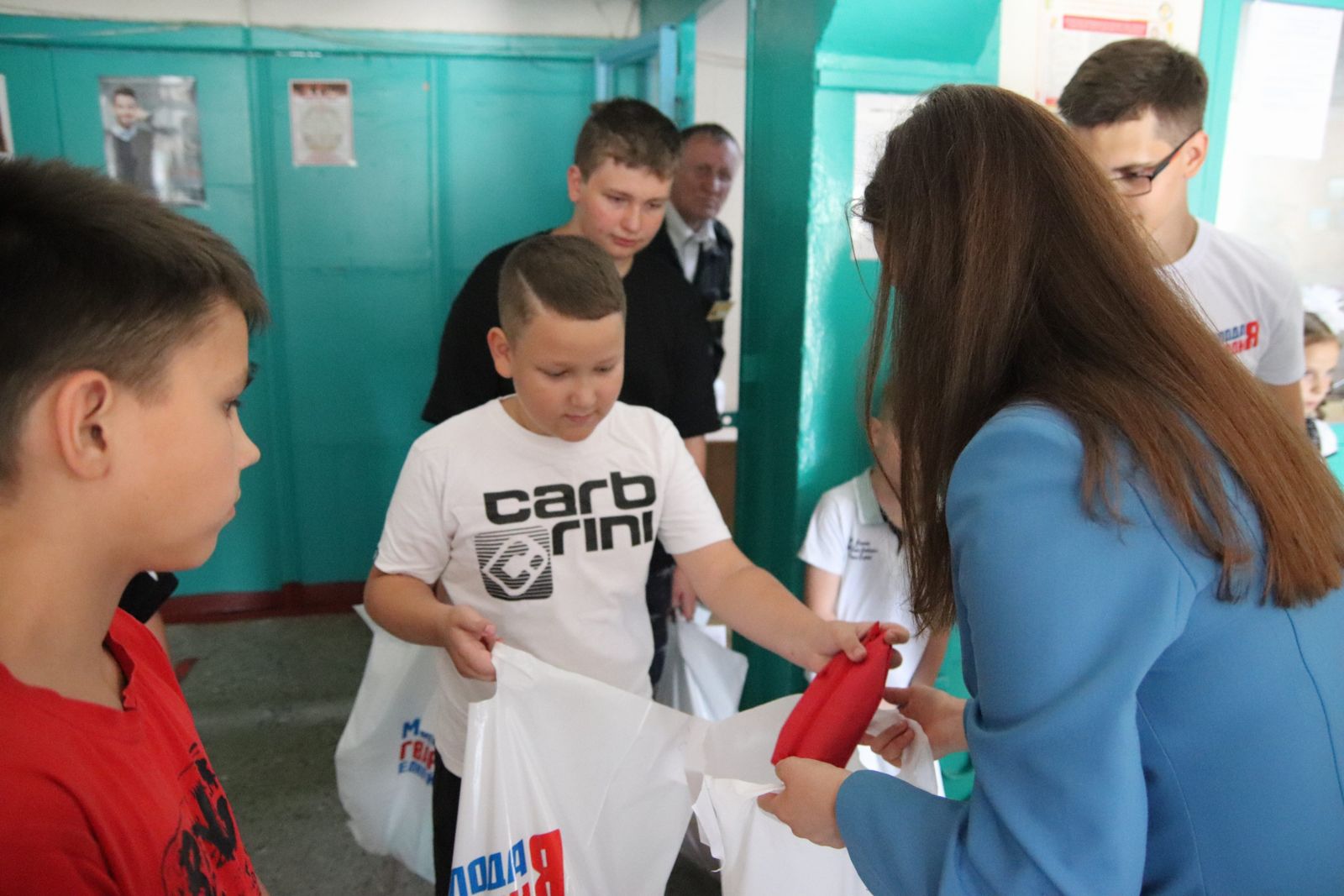 «Единая Россия» в День знаний поддержала ребят из ЛДНР